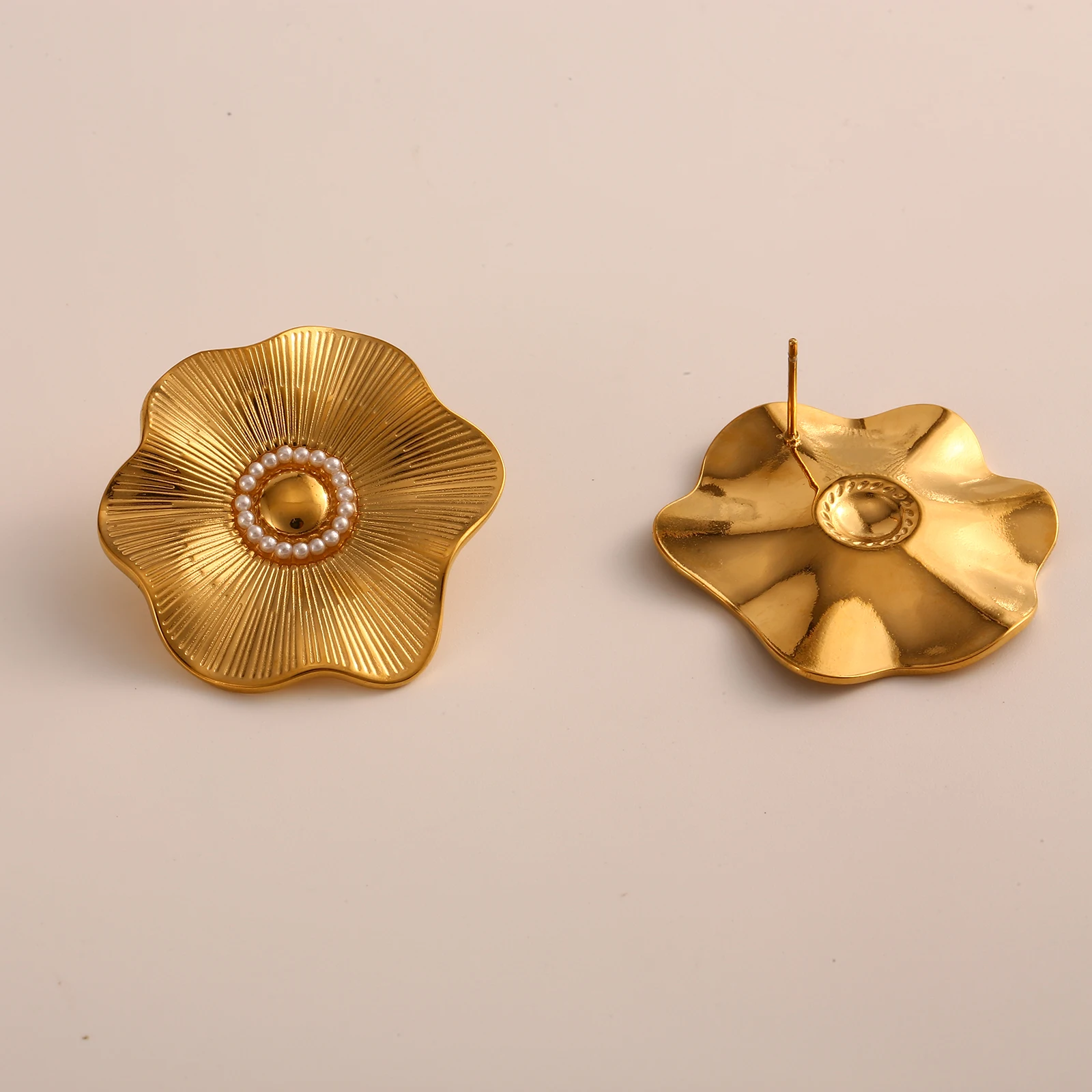 New Designer PVD Gold Plated Yellow Gold Flower Stud Earrings Tarnish Free Stainless Steel Pearl Earrings Jewelry