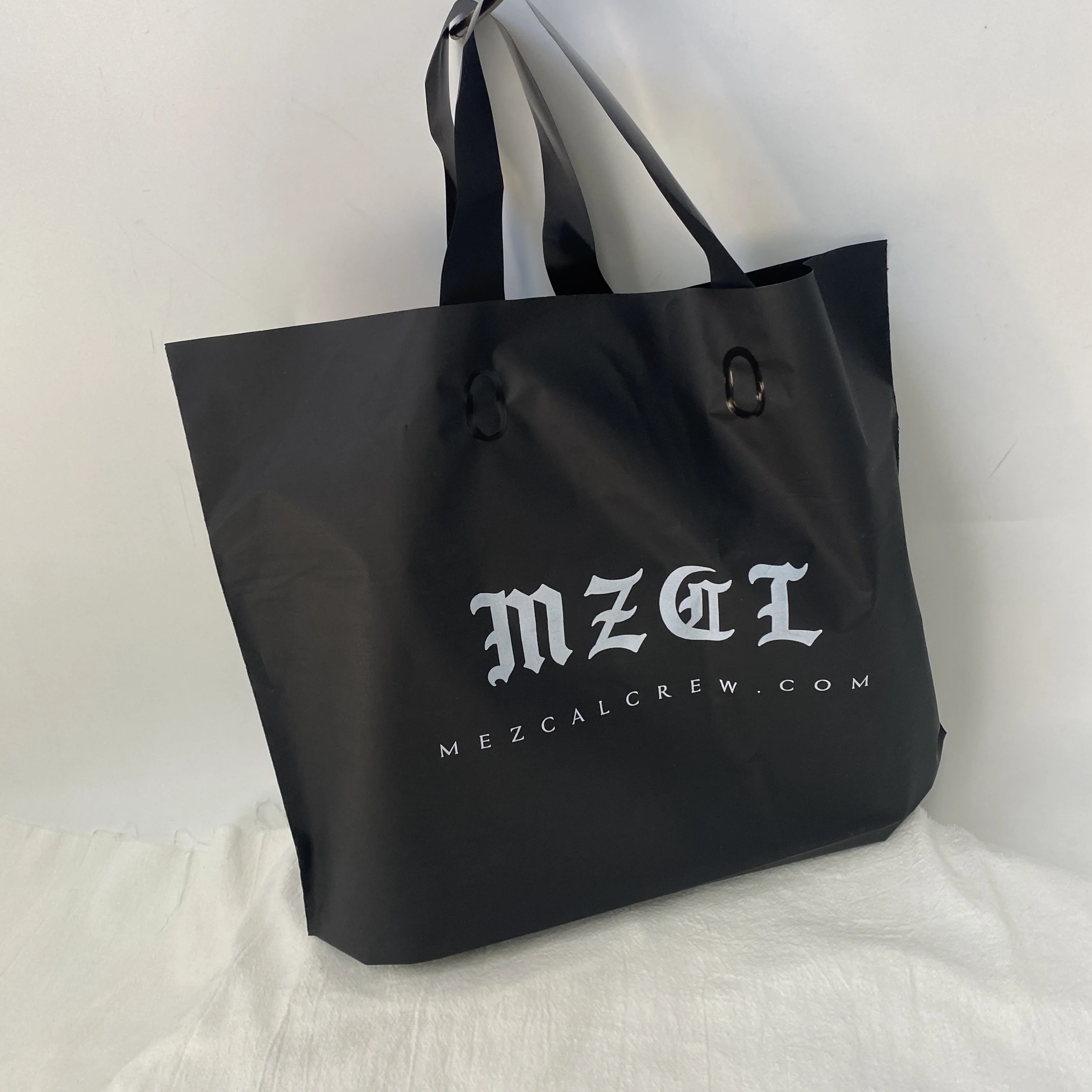 Polyethylene shopping bag plastic handle reusable shopping plastic handbag with its own logo