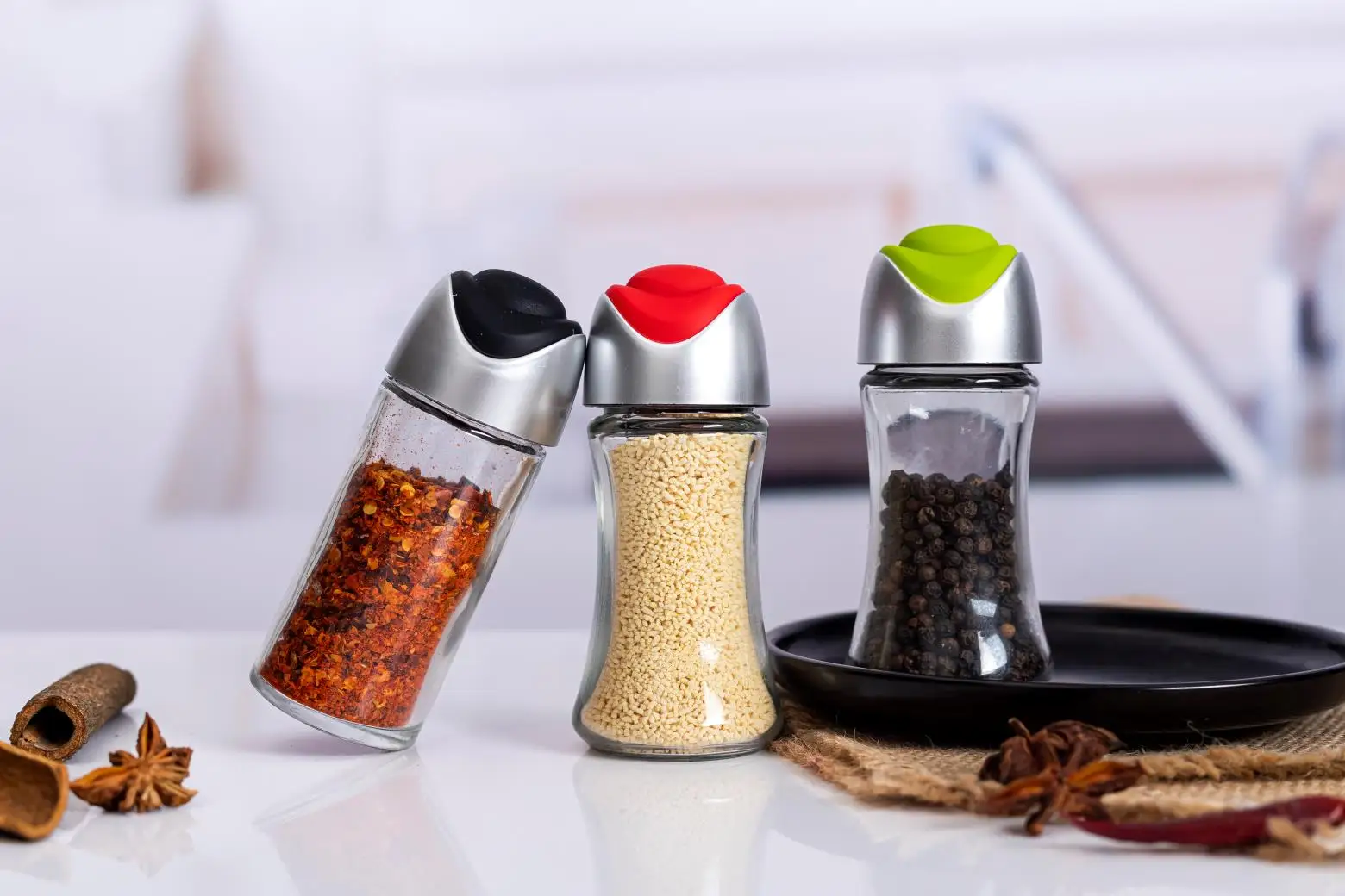 2023 New Creativl Empty Round Press and Pop100 ml Kitchen Spice Storage Container Seasoning Pepper Glass Jar for Home Use