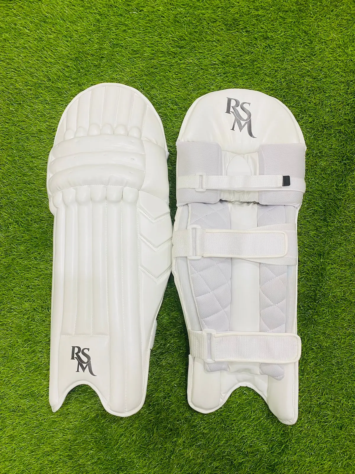RSM CRICKET SUPPLIES LEG GUARD COLOR BLACK & WHITE