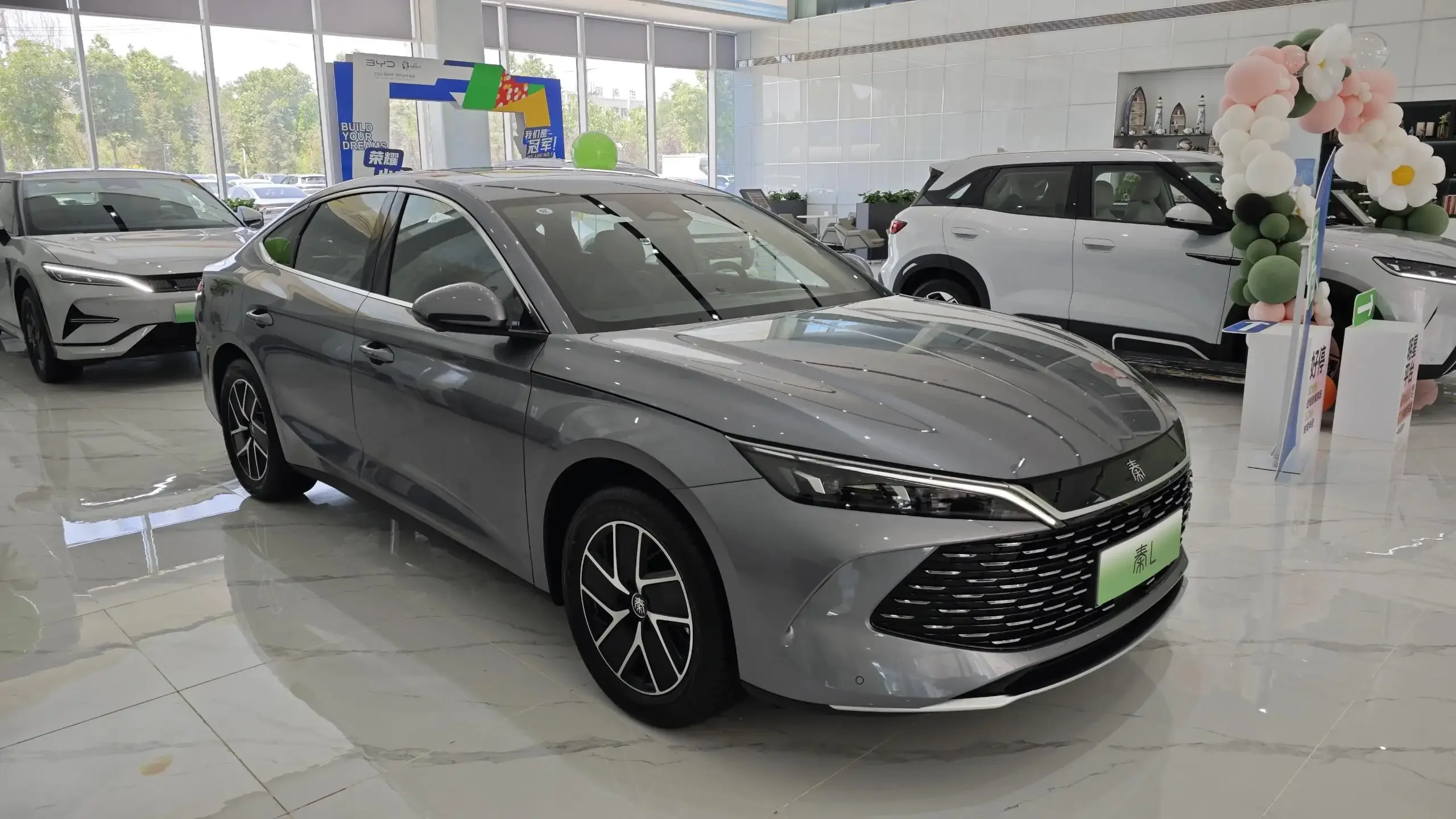 2024 BYD Qin L DM-i подключаемые гибридные новые энергетические автомобили компактный седан электромобили произведены в Китае для экспорта Электрические