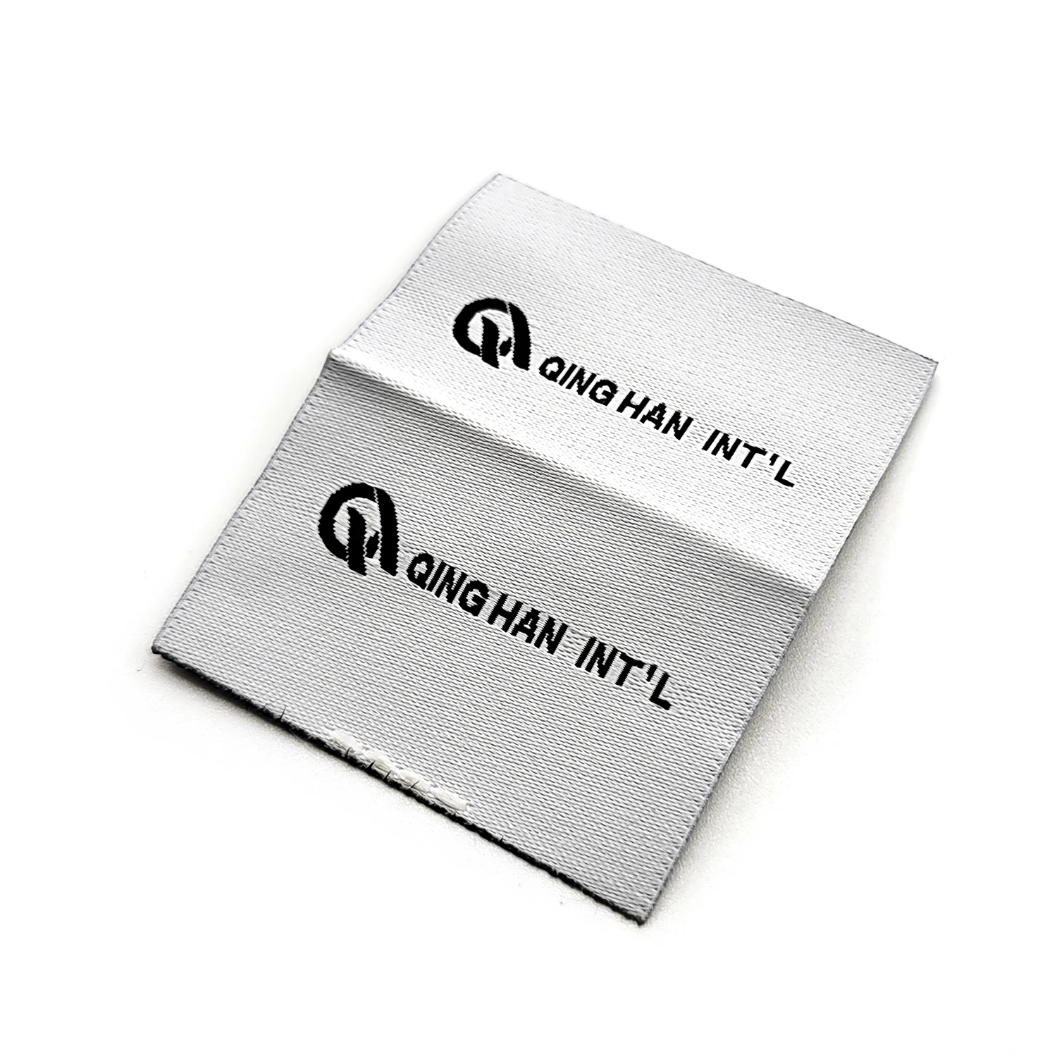 Фабричная цена, экологически чистый материал, переработанная пряжа, полиэфирная ткань, основной уход, размер шеи, стирка, тканые перерабатываемые этикетки для одежды