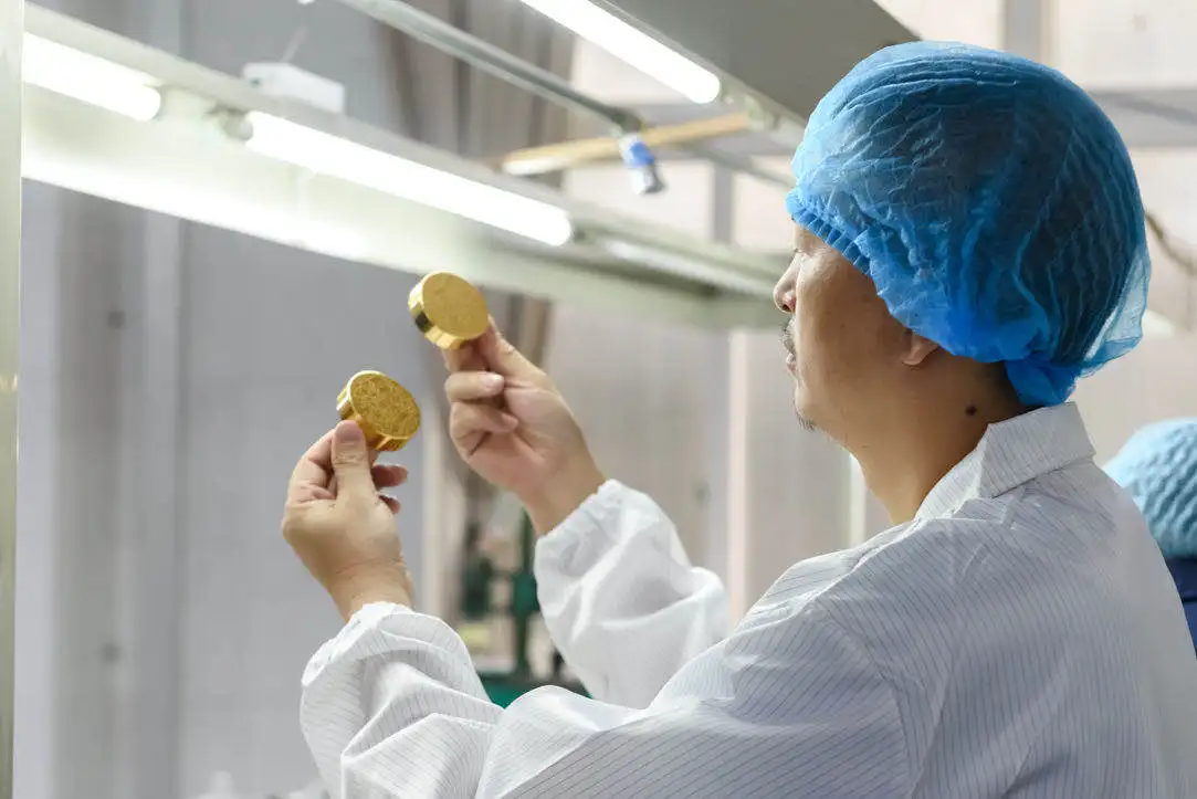 Высококачественный изготовленный на заказ розовый колпачок алюминиевый винтовой пластиковый косметический