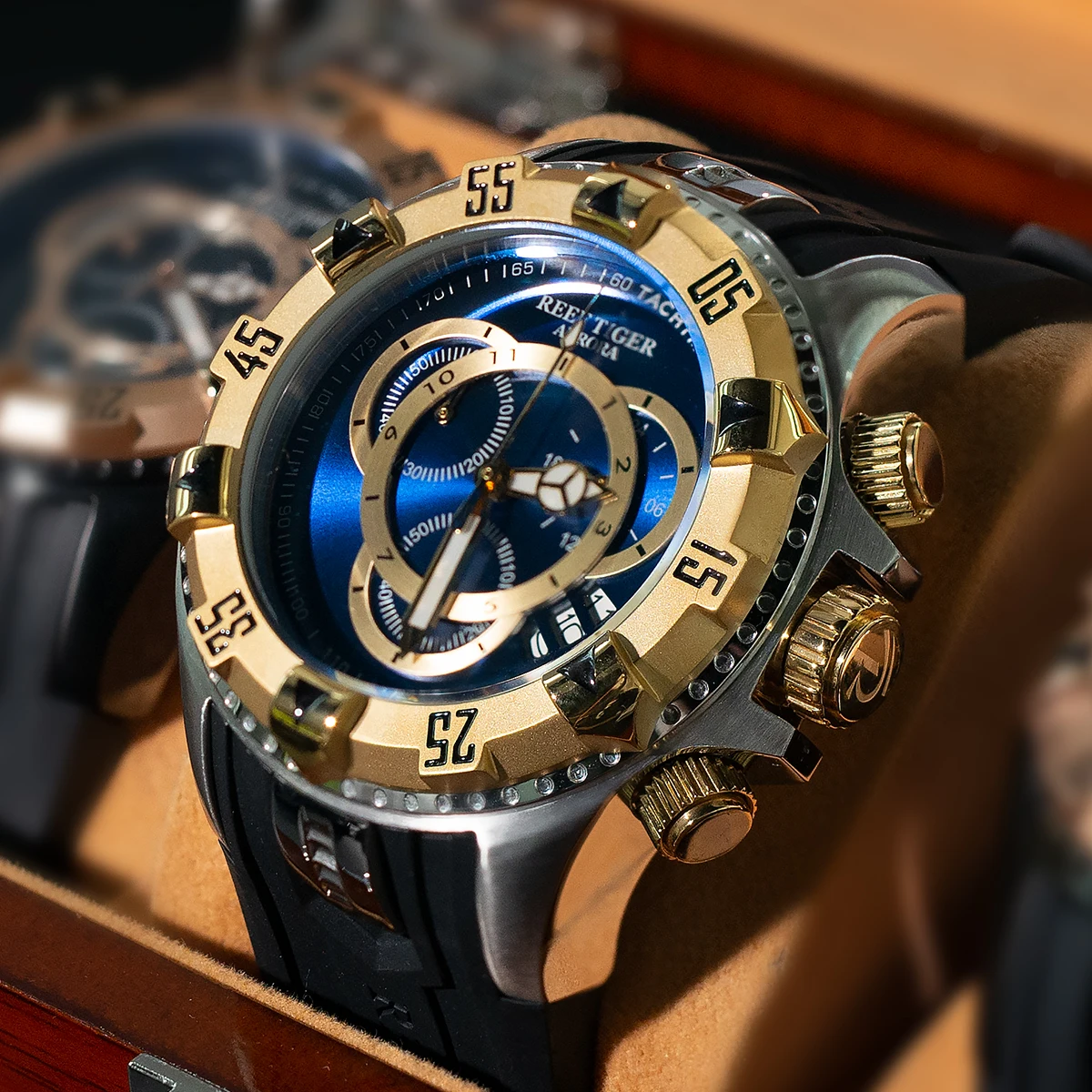 
Reef Tiger Big Sport Watches Men Black Chronograph Watch Rubber Strap Big Date Watch Waterproof Relogio Masculino RGA303-2 