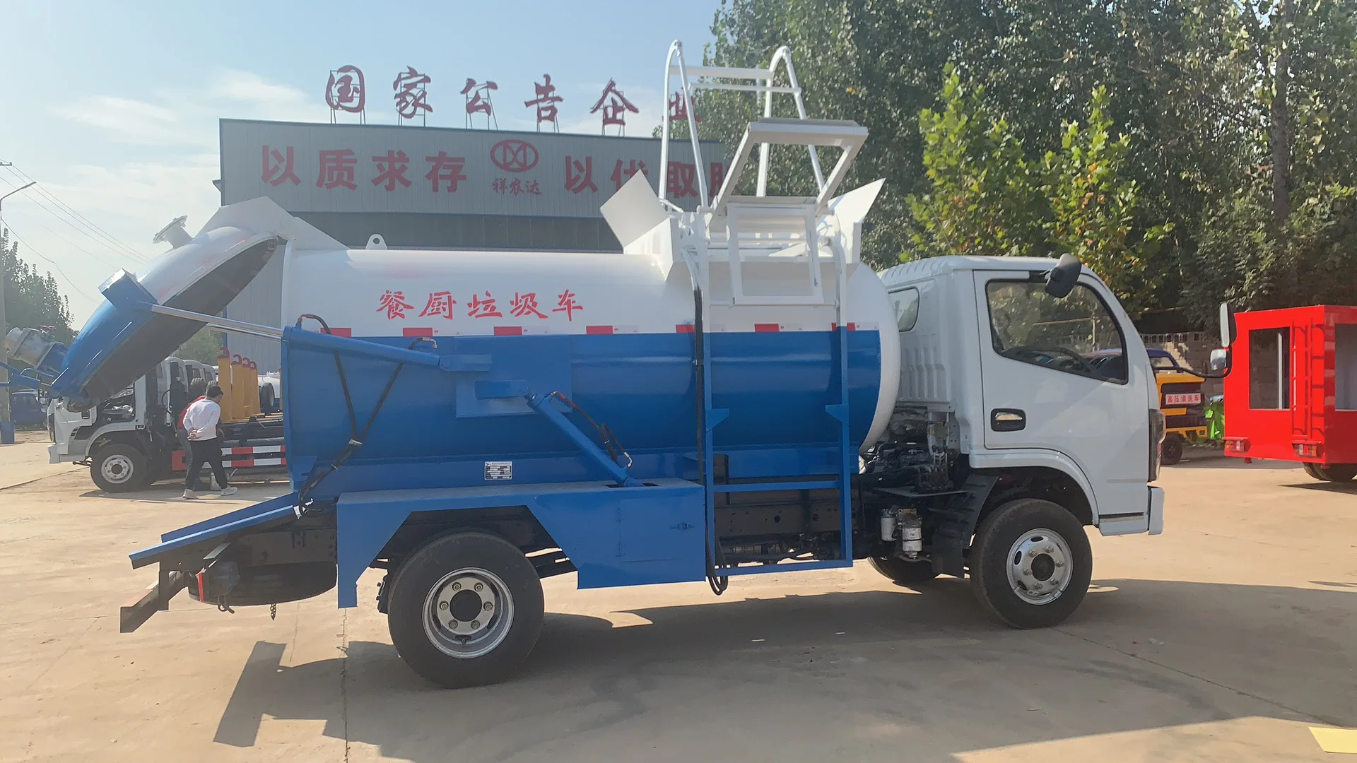 Customizable kitchen waste truck with circular highefficiency suction tank and a large capacity of 3 cubic meters for processing