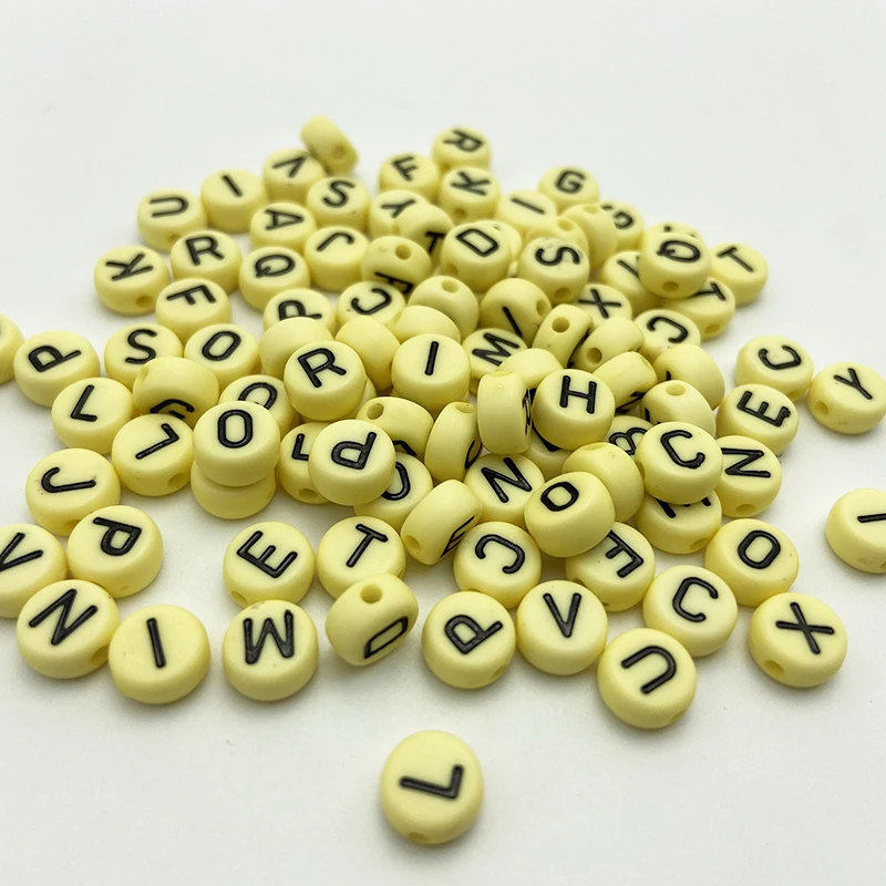 Продажи 4*7 мм пластик желтого цвета; Цвет Черный; Обувь на плоской подошве с круглые акриловые буквы алфавита бусины аксессуары для изготовления ювелирных изделий