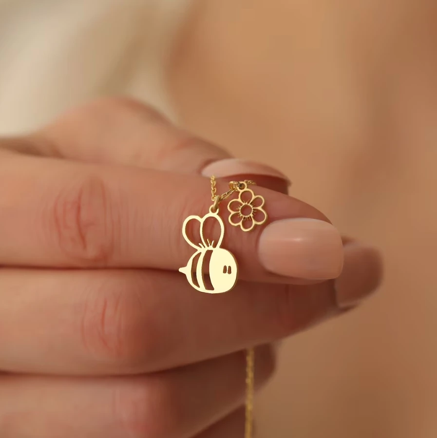 Custom Stainless steel Jewelry Fashion Trends Cute Bee Necklace 18K Gold Flower Necklace Graduation Gifts for teen girls