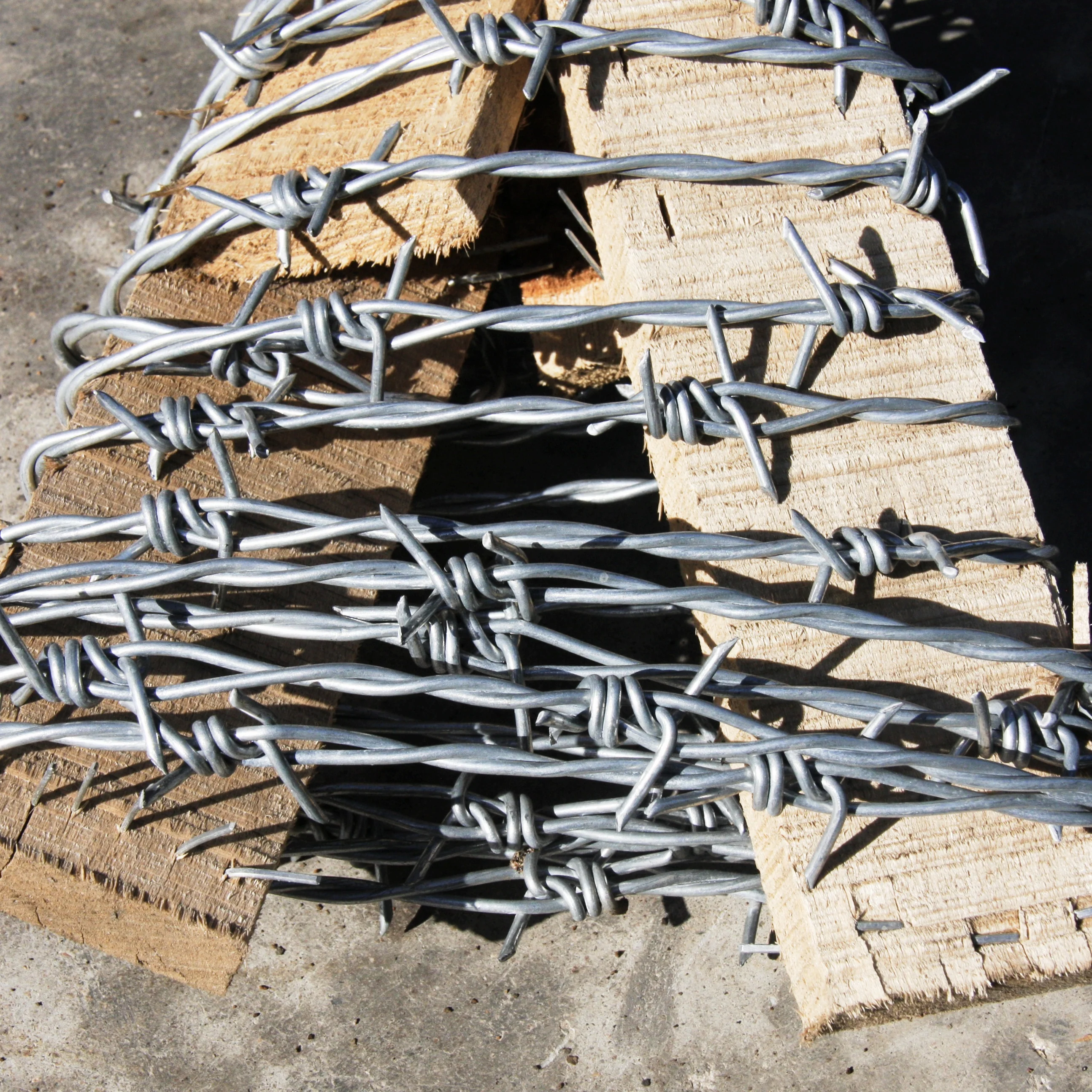 Professional Design Cheap Price Support Samples Galvanized Fence Barbed Wire