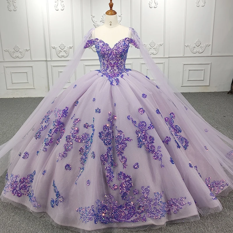 Женское бальное платье с вышивкой