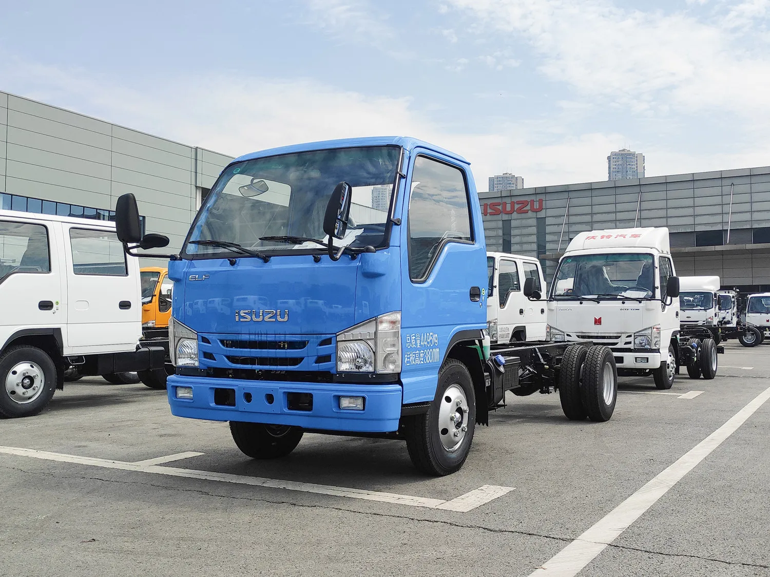 Прямая Продажа с завода шасси грузовика ISUZU дизельным двигателем 4HK1 дешевое Euro V 4tons NKR55 для продажи