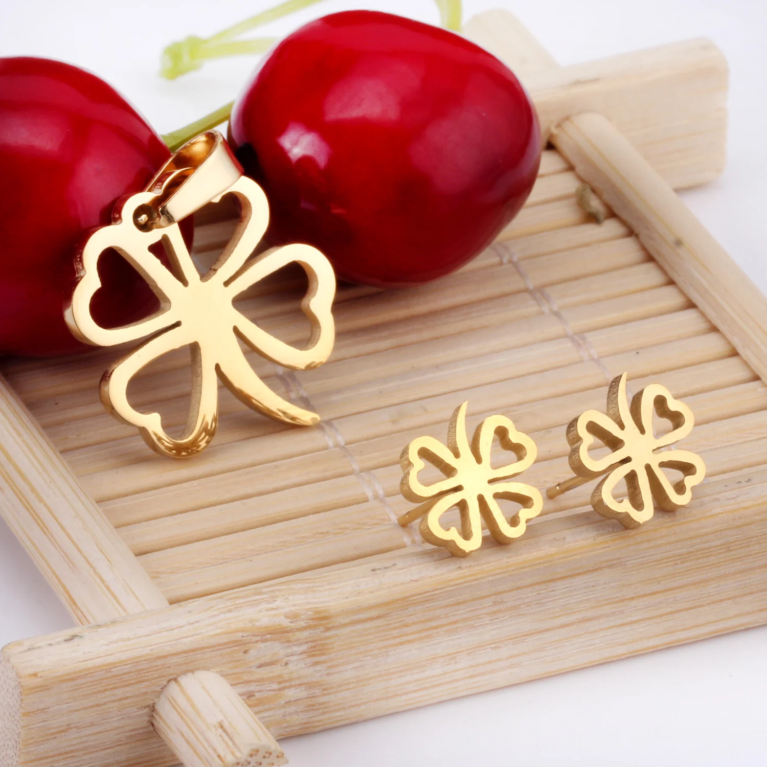 Wholesale Women Stainless Steel 18K Gold Plated Lucky Pendant Necklace Earring Set Jewelry Set Jewellery