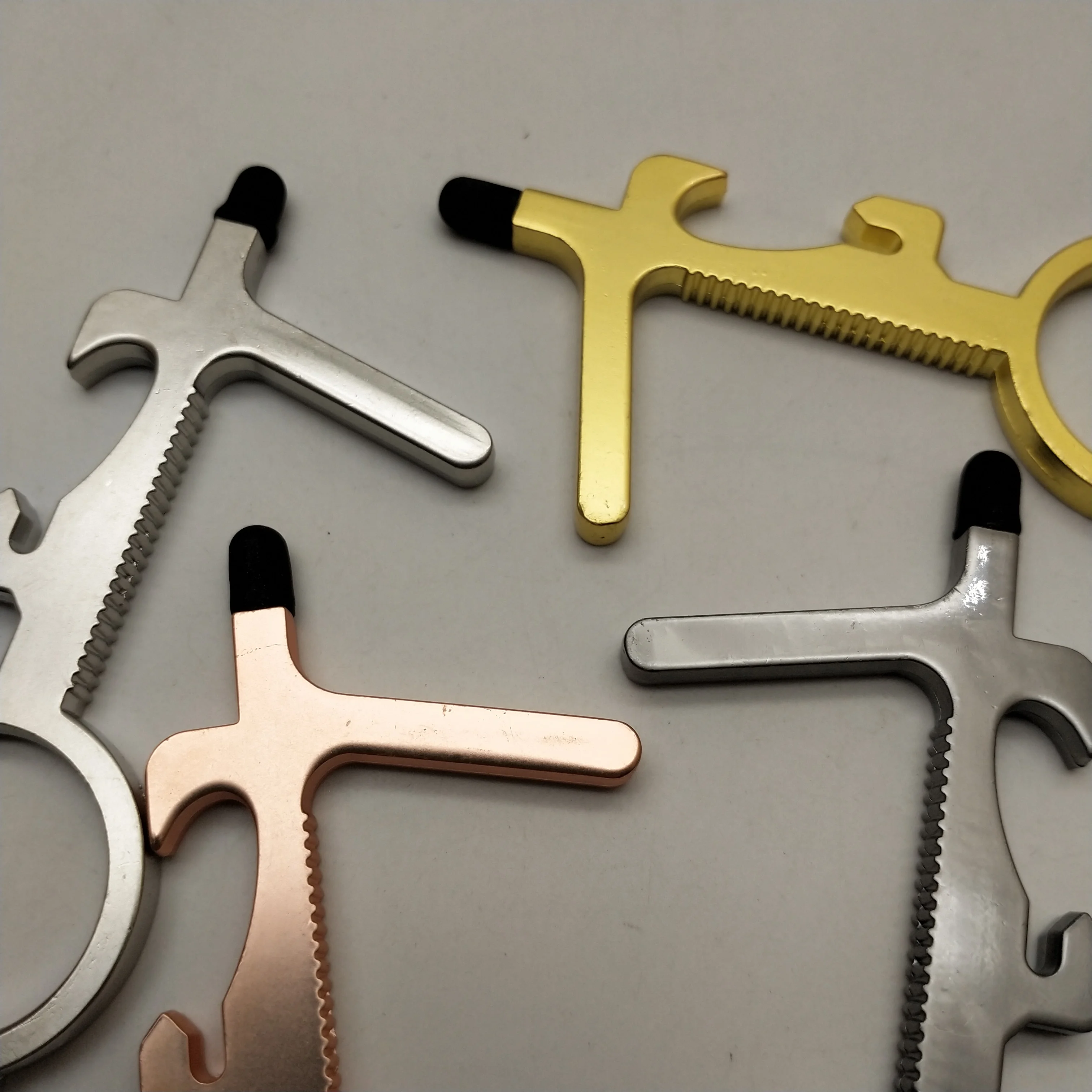 Низкий минимальный объем заказа все цвета, чтобы смешать многоцелевой нержавеющая сталь пива открывалка для бутылок в виде футбольного мяча на цепочке с сенсорным экраном наконечник не прикасаться открывания двери