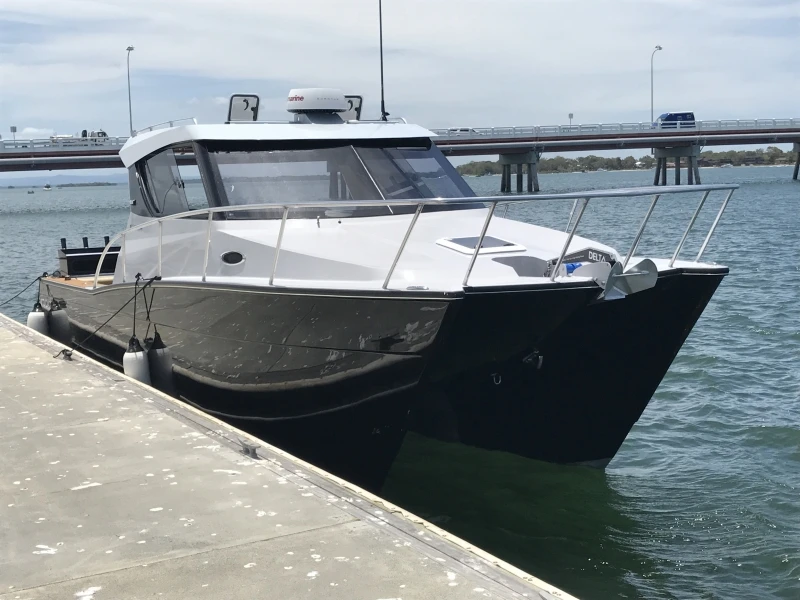 Алюминиевая лодка-катамаран с стабильной скоростью работы