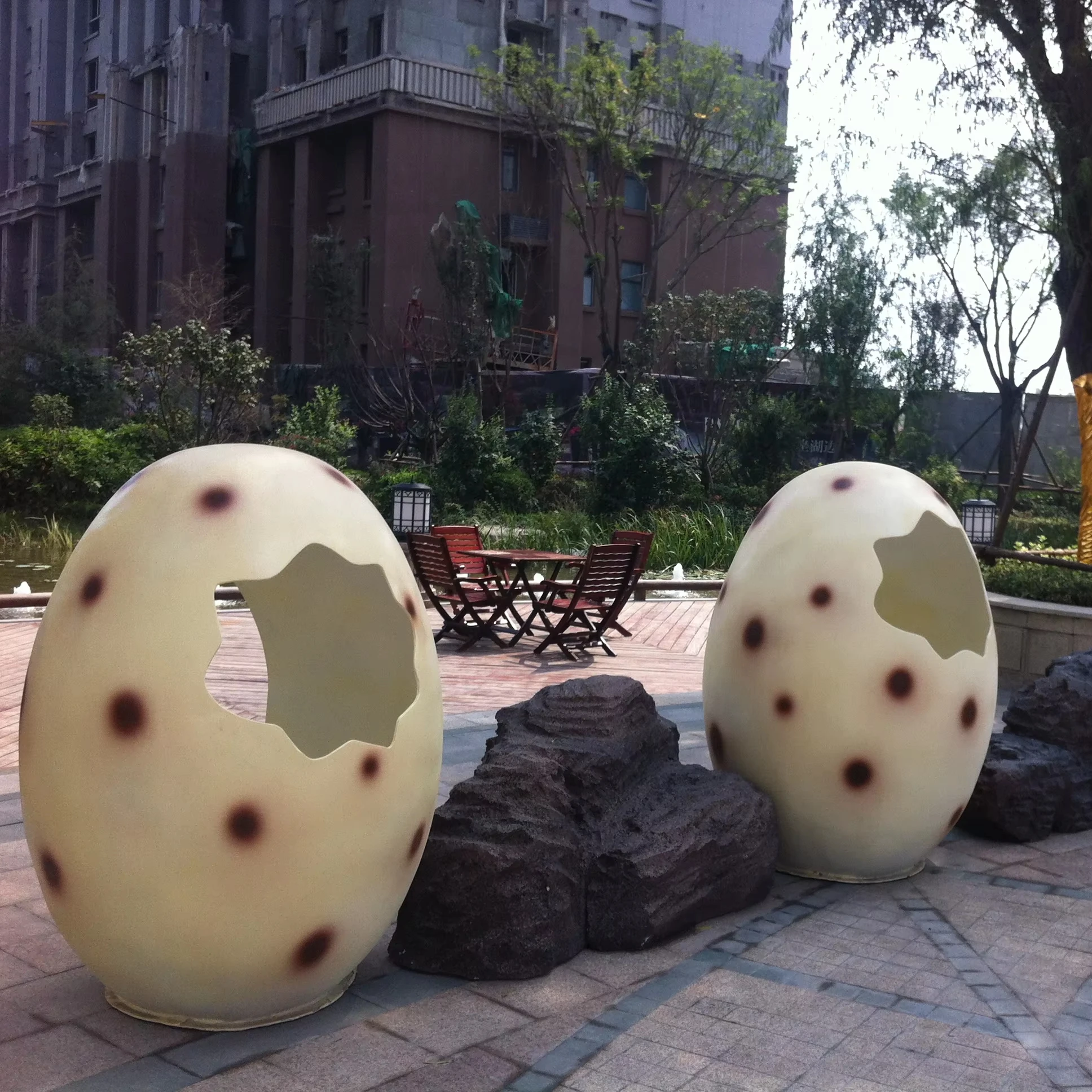 Custom Life-Size Indoor Fiberglass Dinosaur Egg Statue Outdoor Garden Adventure Sculpture for Shopping Malls Animatronic Model