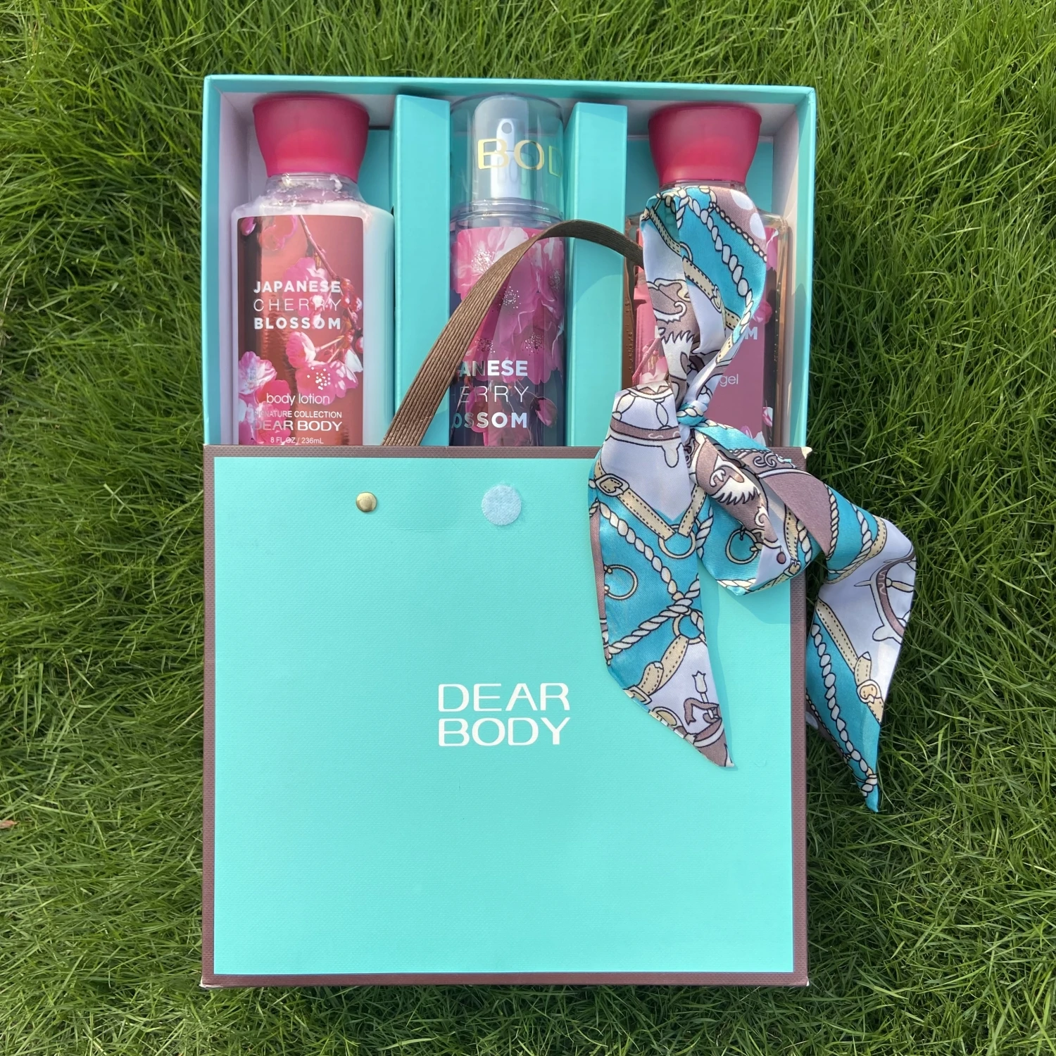 Private Label  Set Body Spray Body Cream Set Travel Suit For Woman  three-piec