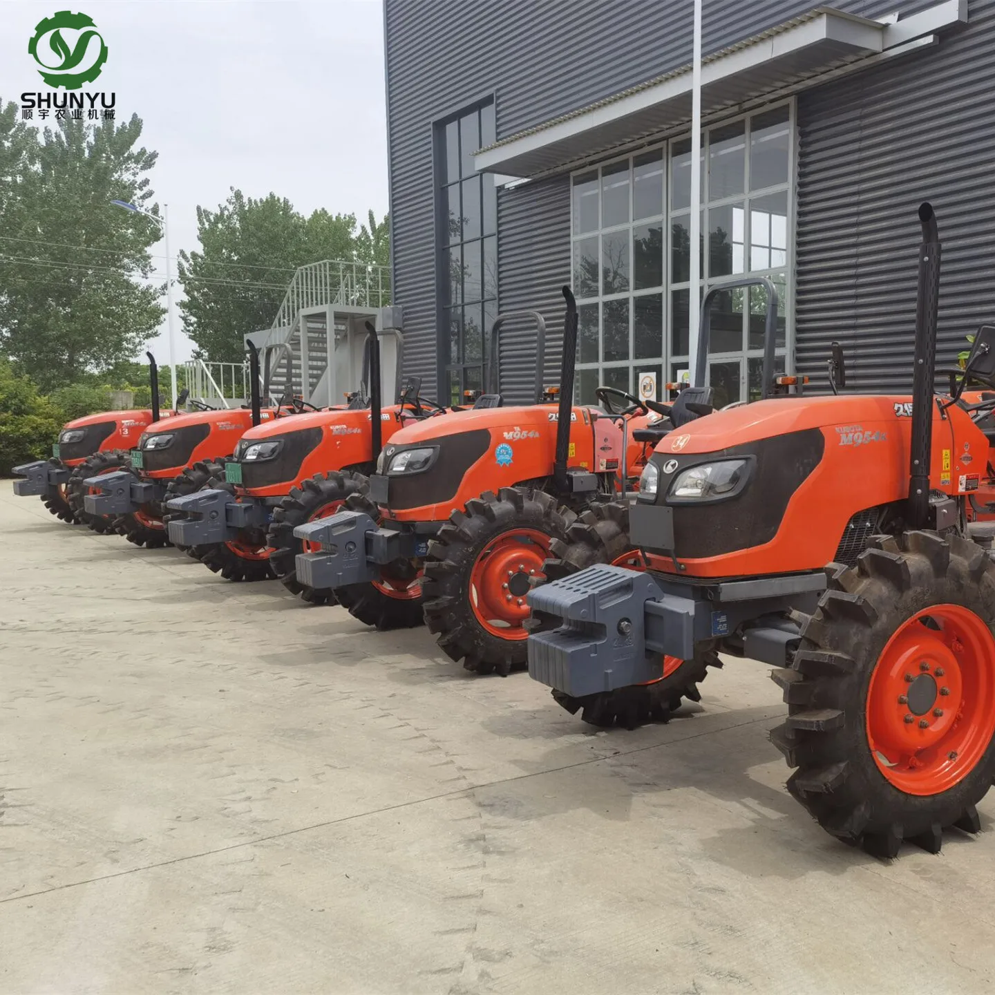 Бывший в употреблении старинный трактор Kubota M7040 M9540