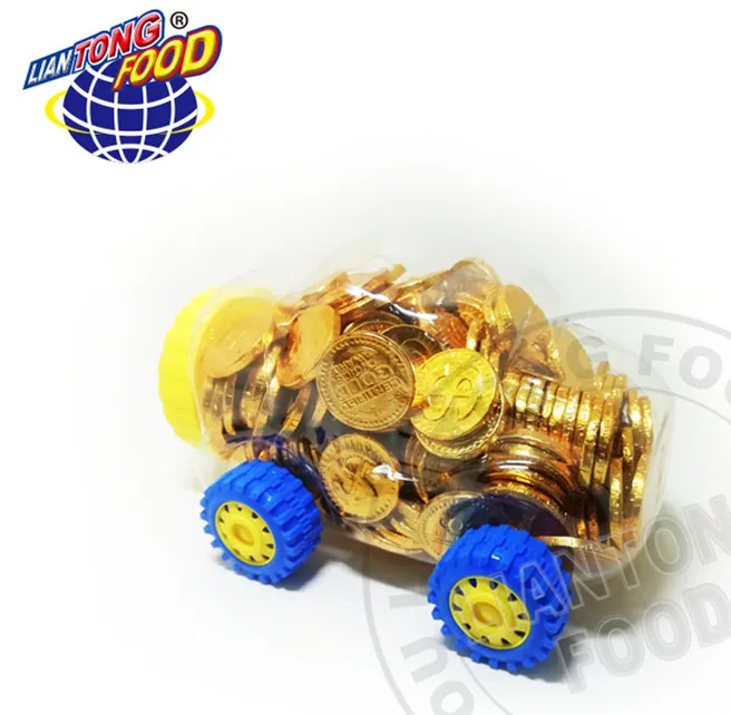 Шоколадные конфеты в форме монеты в автомобильной бутылке