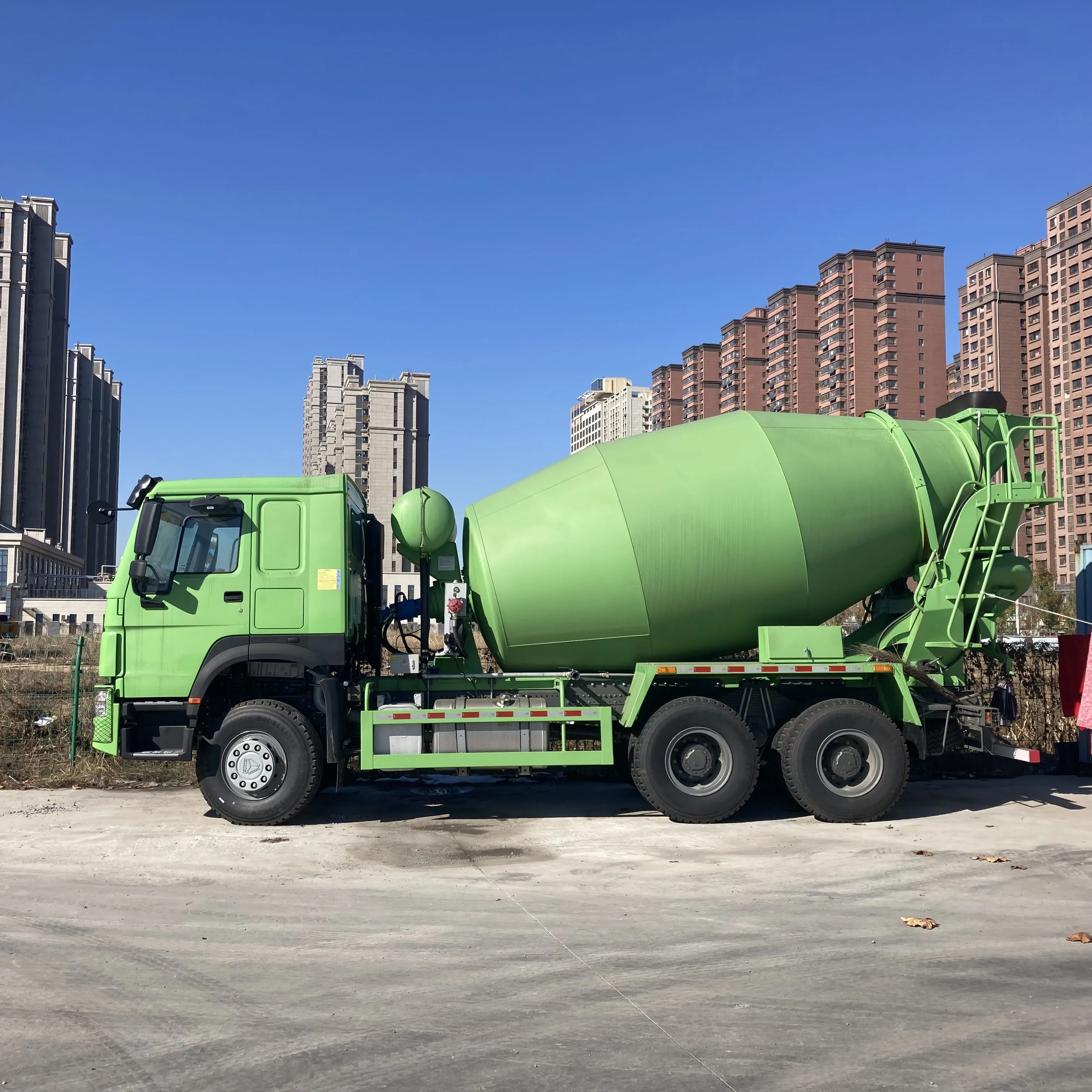 Chinese made construct machine Sinotruck howo  12wheels 15 20 cubic meters cement mixer truck