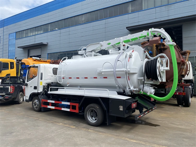 High power FOTON  8 cubic meter high pressure dredging and sewage suction truck with hydraulic rotary sewage suction pipe
