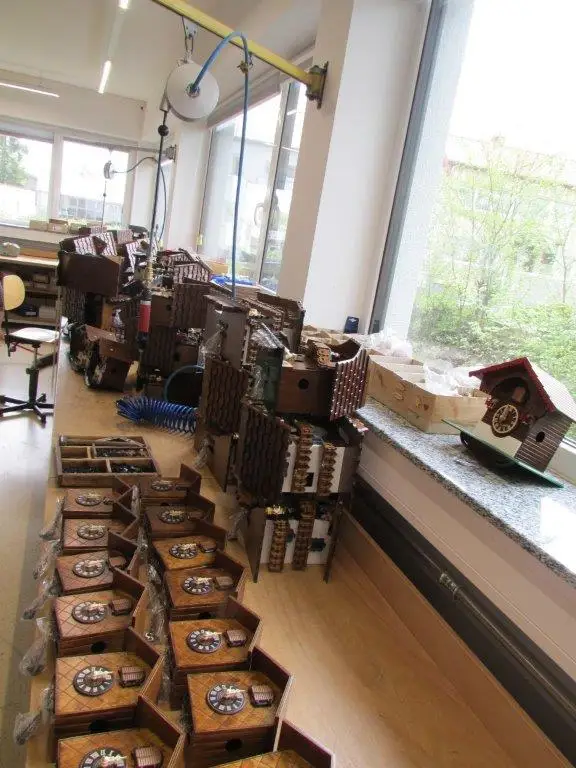 Best Sale Germany Mechanical Black Forest House Cuckoo Clock With Moving Black Forest Girl For Home Decoration