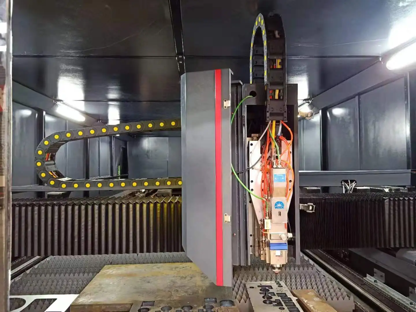 Full enclosed protective fiber laser cutting machine for metal sheet full covered fiber laser cutter