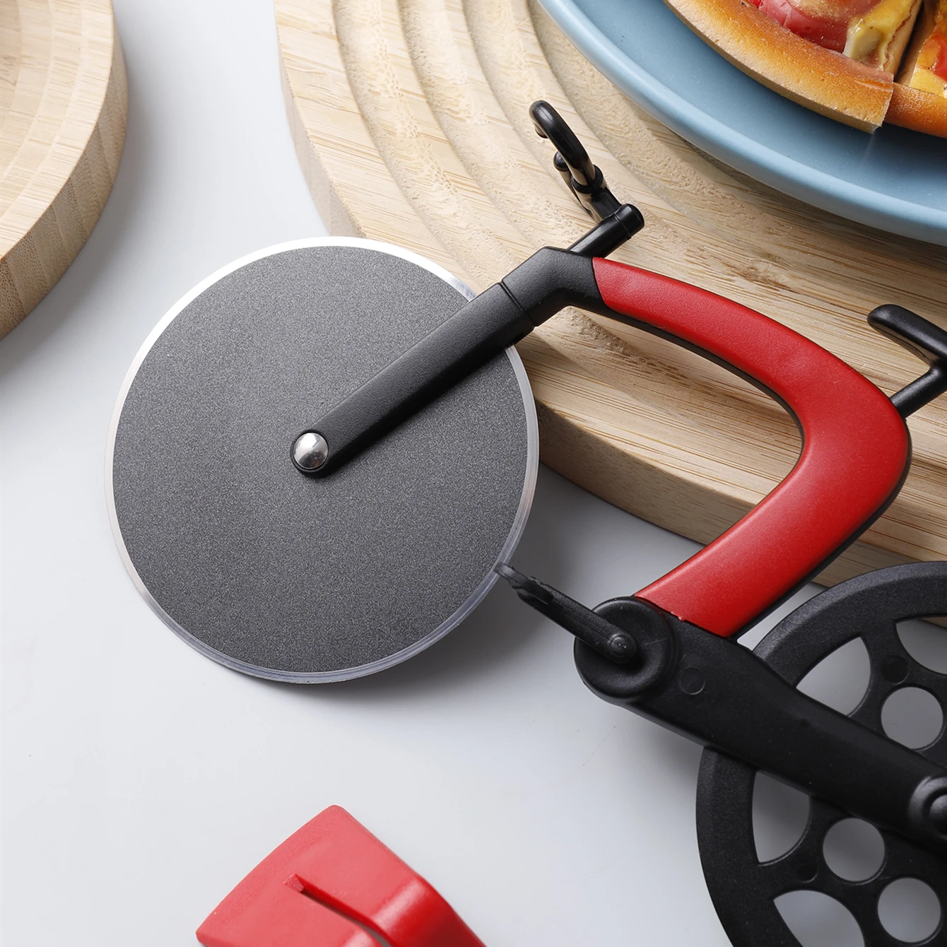 Custom logo dough cutter wheel stainless steel bike pizza slicer with a stand