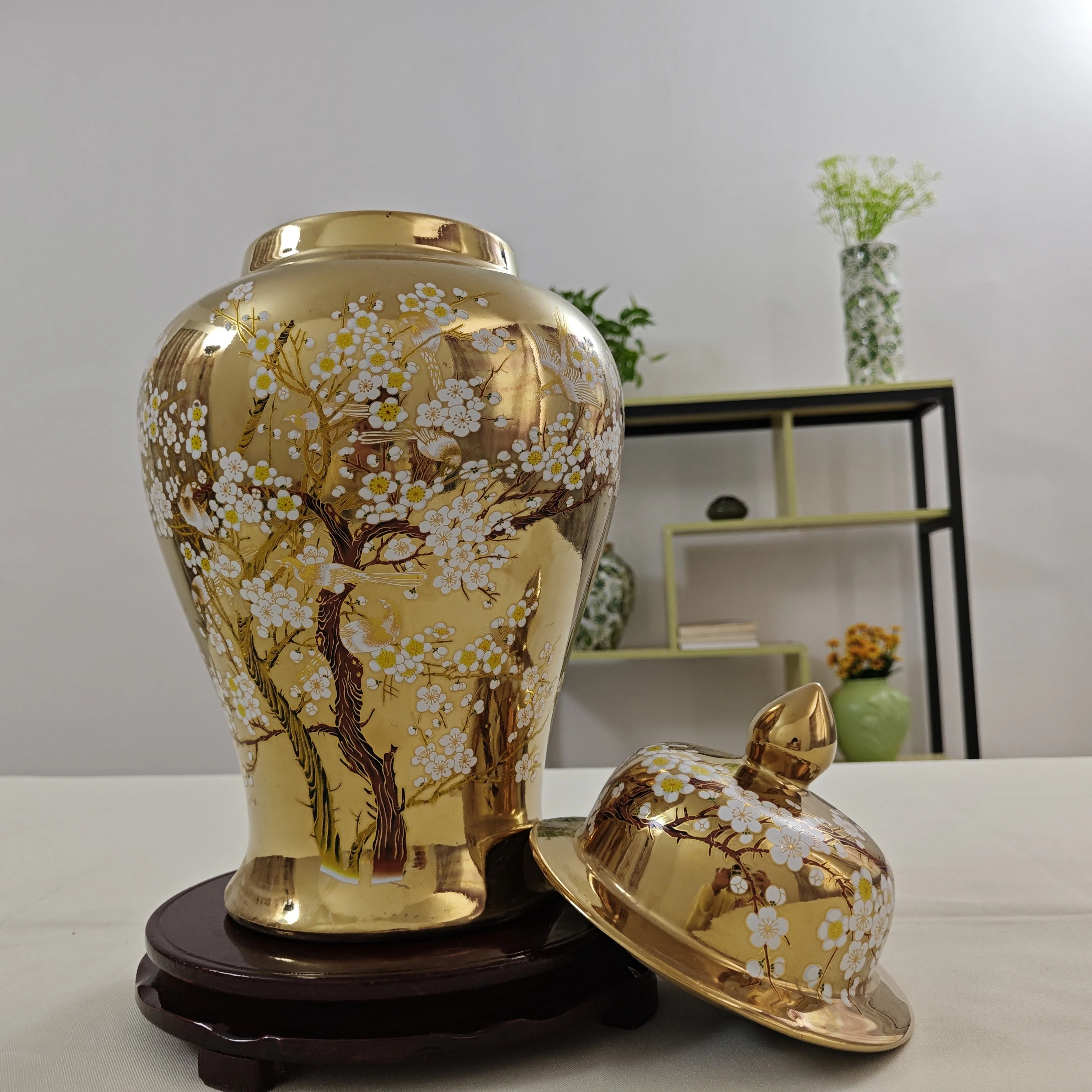 Hot Selling Modern  style gold-plated hand-painted ginger jar temple jar storage tank decoration for home