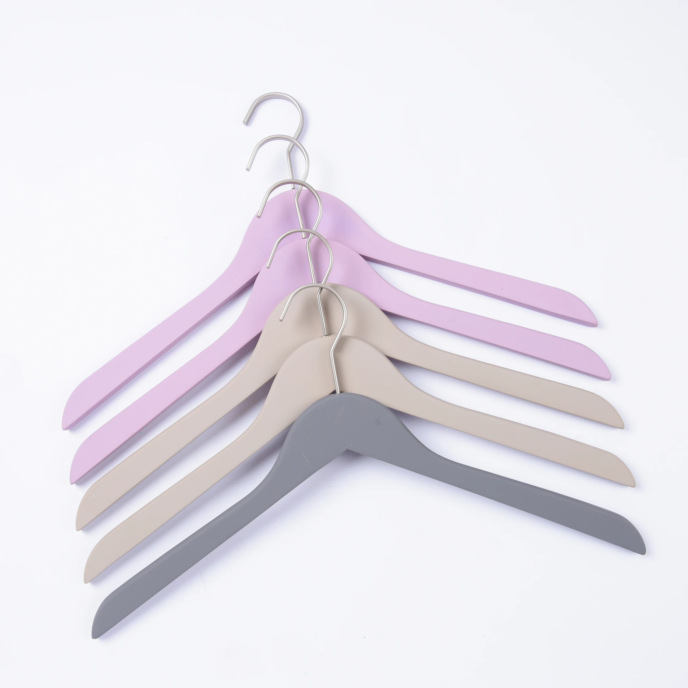 Оптовая продажа, красочная резиновая деревянная вешалка, тканевая вешалка с резиновым покрытием