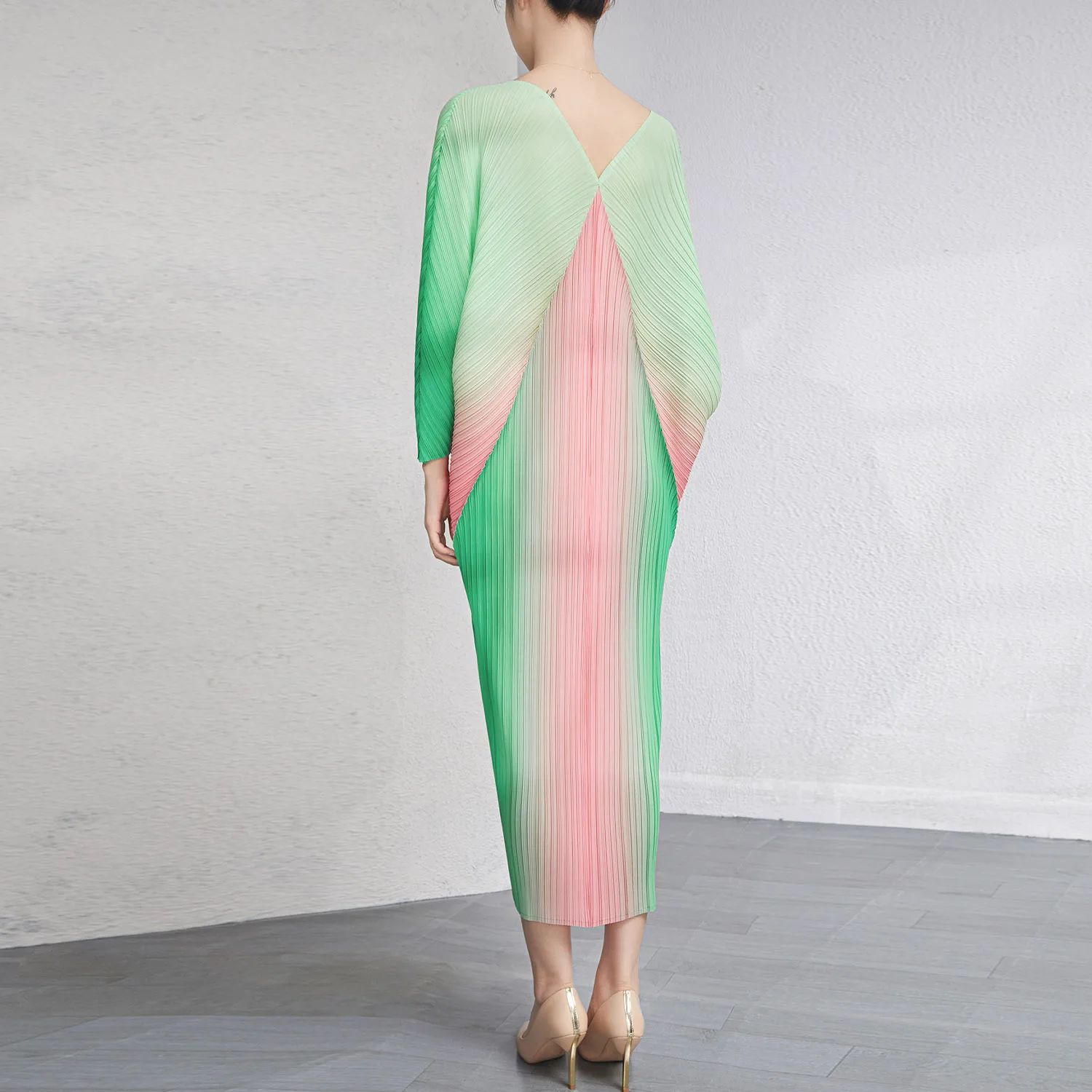 Высокое качество плюс Размер Женская одежда с рисунком градиентная расцветка; Высота плиссированное платье для женщин; Большие размеры платье