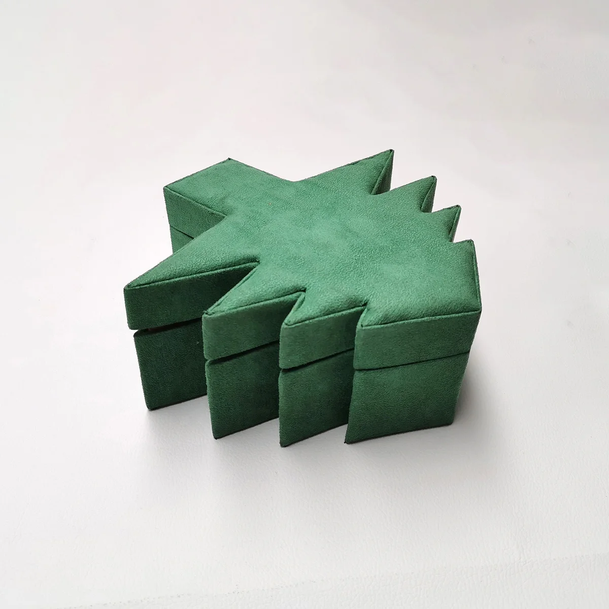 Fancy Christmas-Tree Shape Mini Velvet Chocolate Packaging Gift Box with Red Lining  for Snicker Chocolates