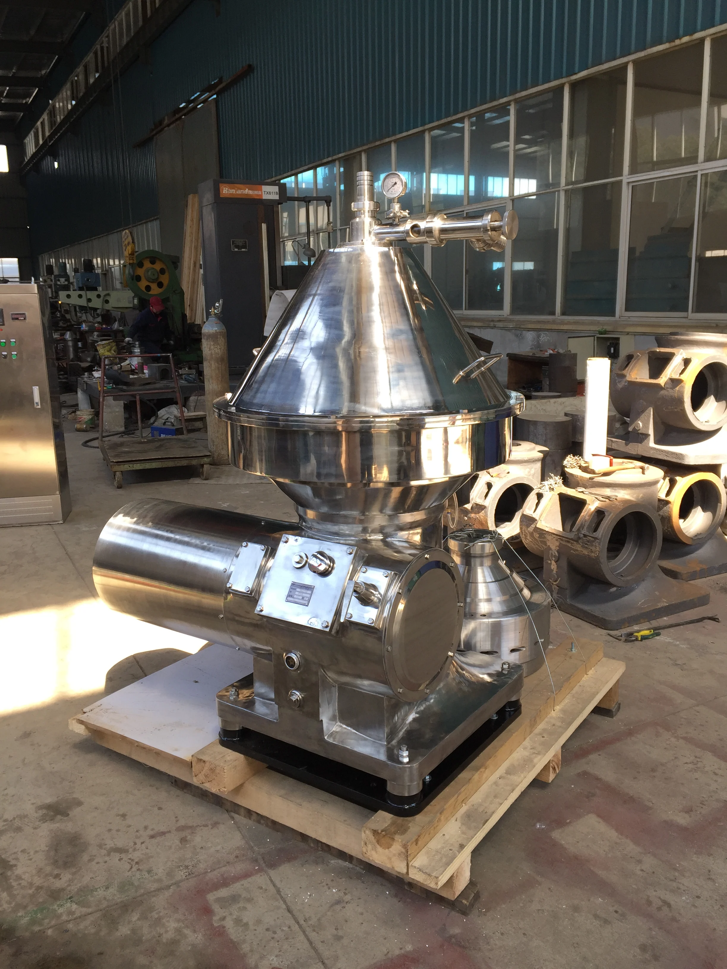 Сепаратор-центрифуга для разливки напитков, пива, сока, вина