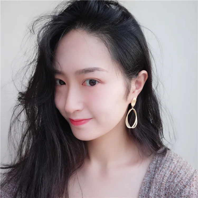 Корейский стиль 2020 Оптовая Продажа Модные индивидуальные матовые золотые геометрические серьги-клипсы
