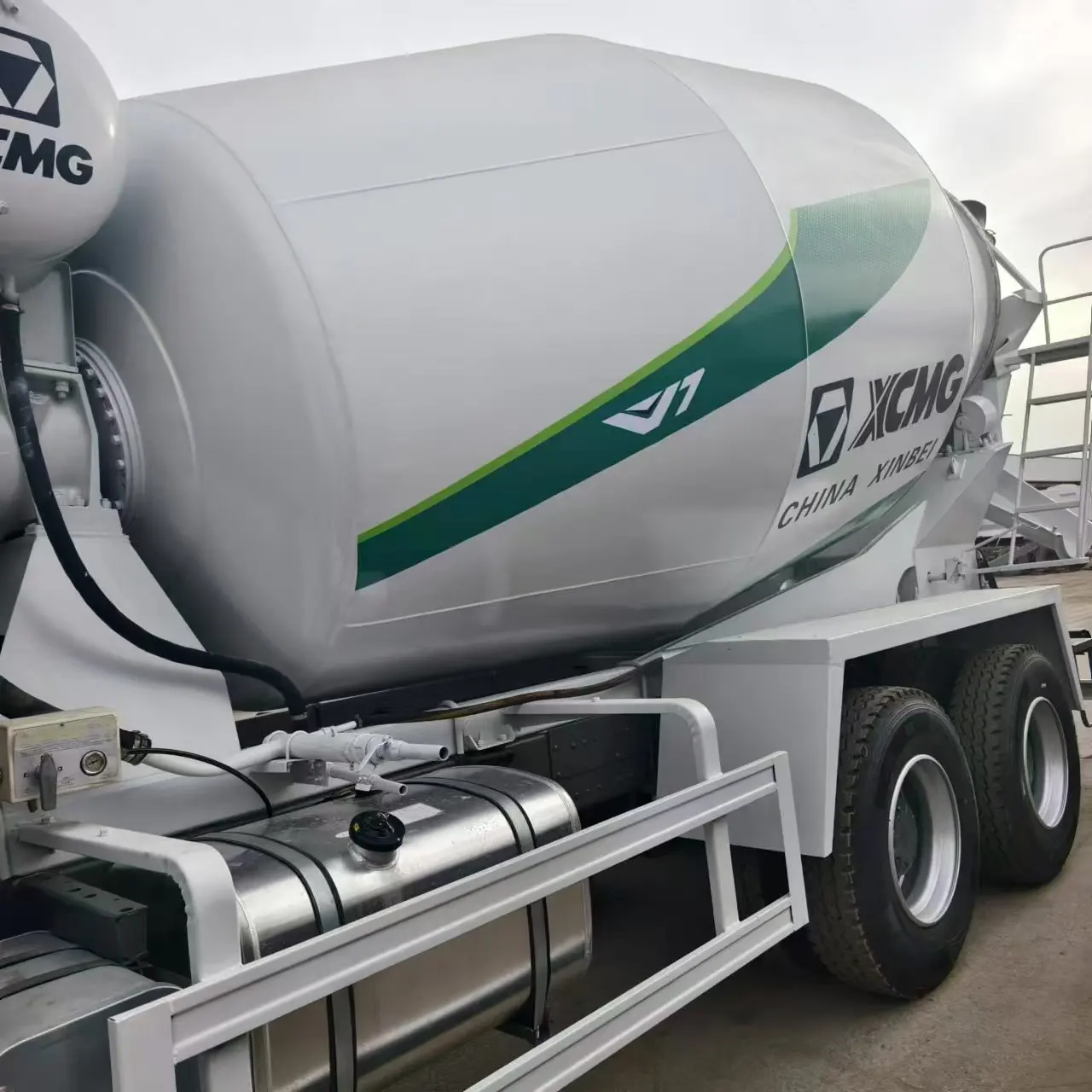 construction machinery SINITRUK HOWO used secondhand concrete mixer truck with tank capacity 8 10 12 square