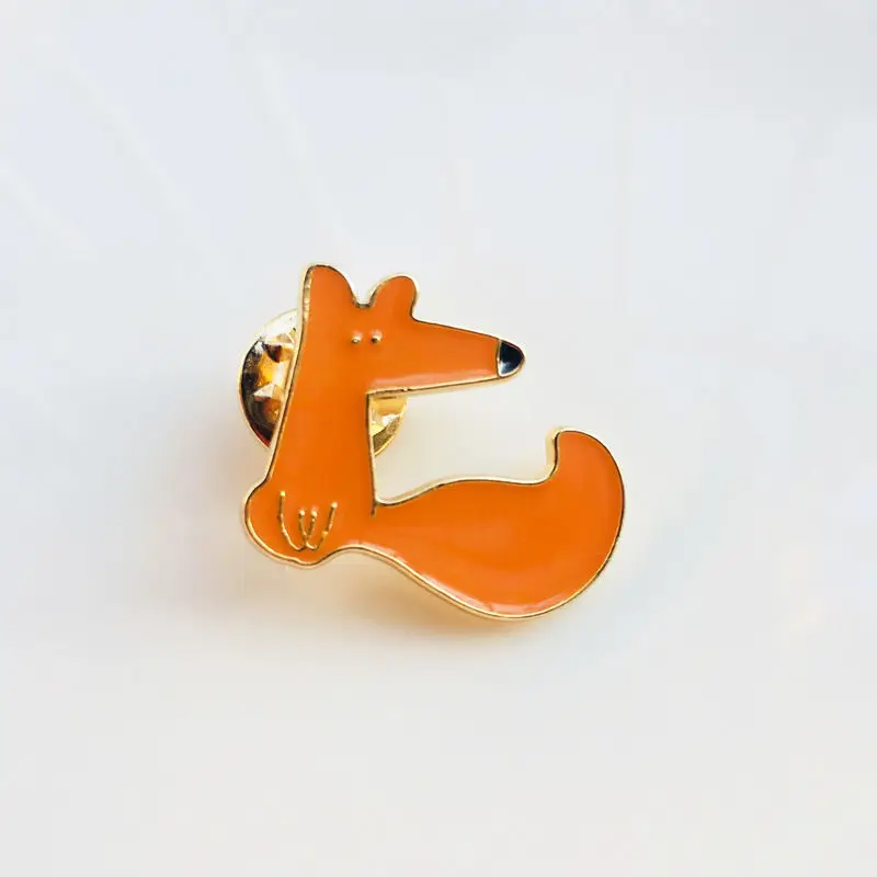 Crowns, planets, little foxes and other cartoon metal pins. Full of Japanese style, they are a great choice for accessories.