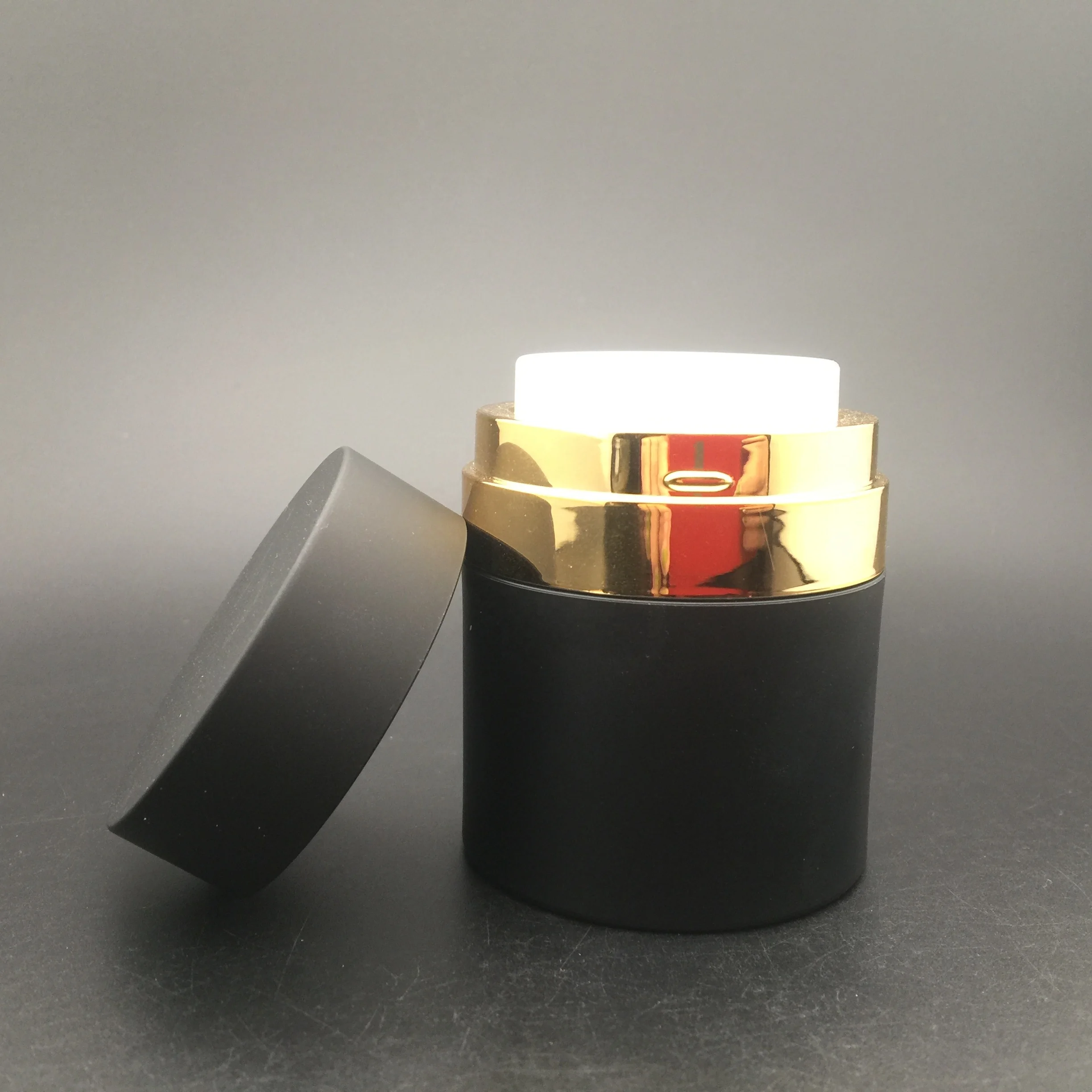 Роскошная Косметическая баночка для безвоздушного крема с крышкой, черная с золотым пластиком, Бесплатная индивидуальная шелкография MS, JM-03 горячего тиснения