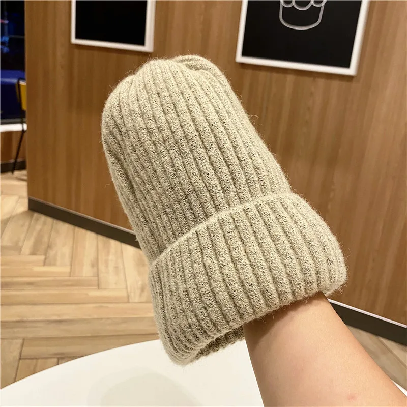 Customized embroidered logo ribbed knit 100% acrylic brimless beanie for men and women in winter wool and cashmere brimless hat