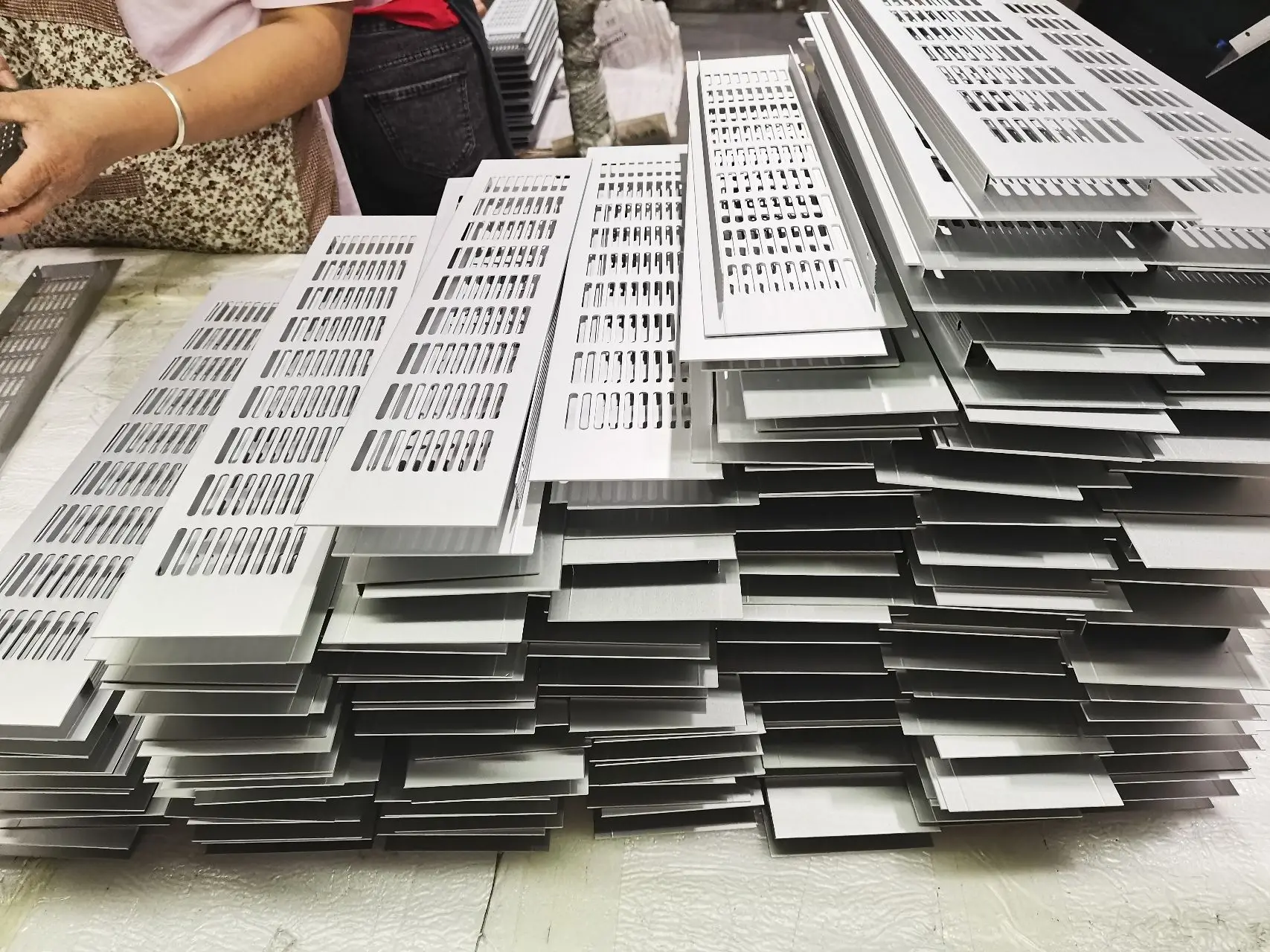 Modern metal stamping aluminium decorative waterproof air vent grid cover grill air ventilation grille