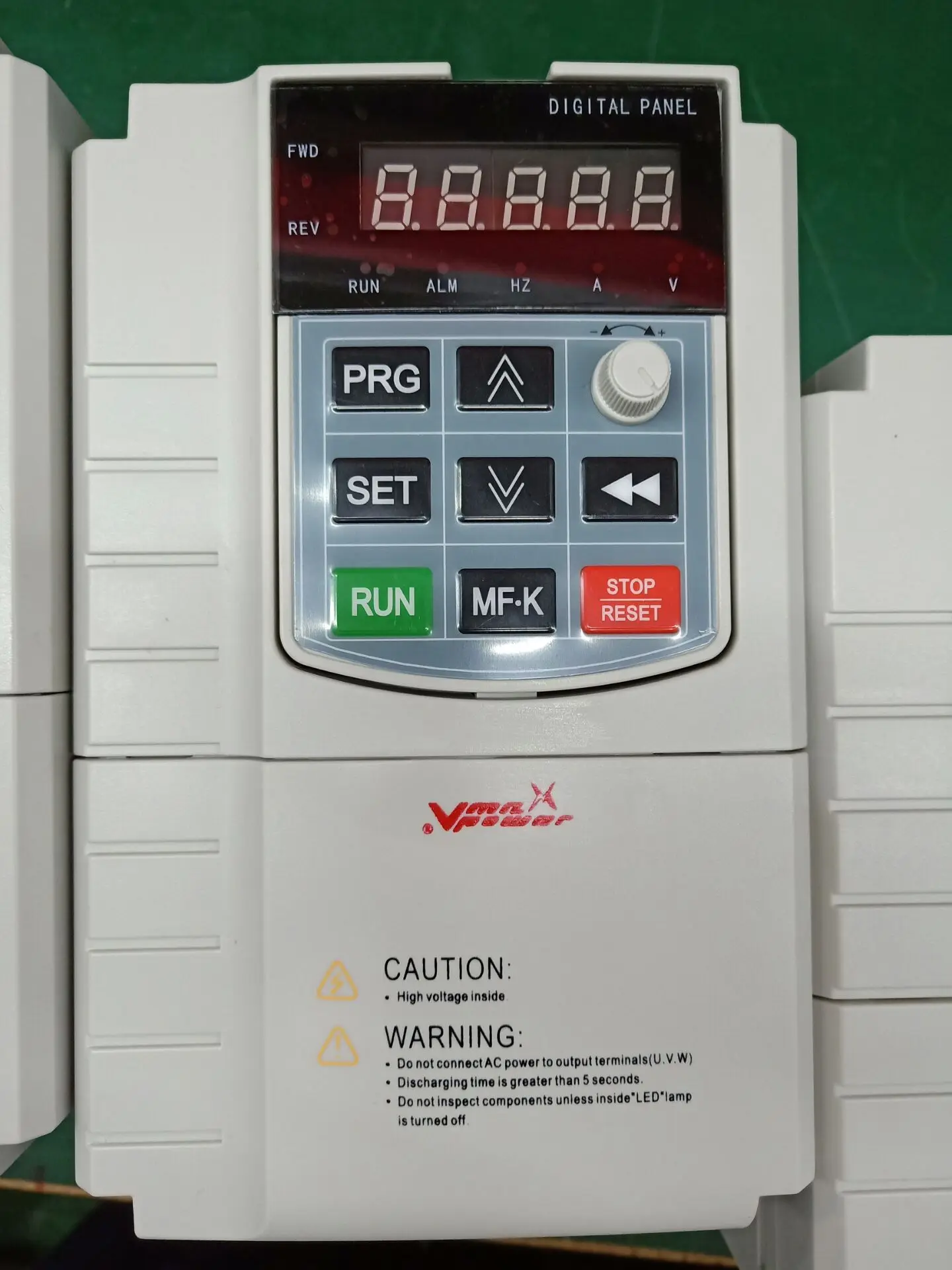 2021 The Latest Vmaxpower Pump Inverter 2.2KW Three Phase 220V with MPPT Controller Solar