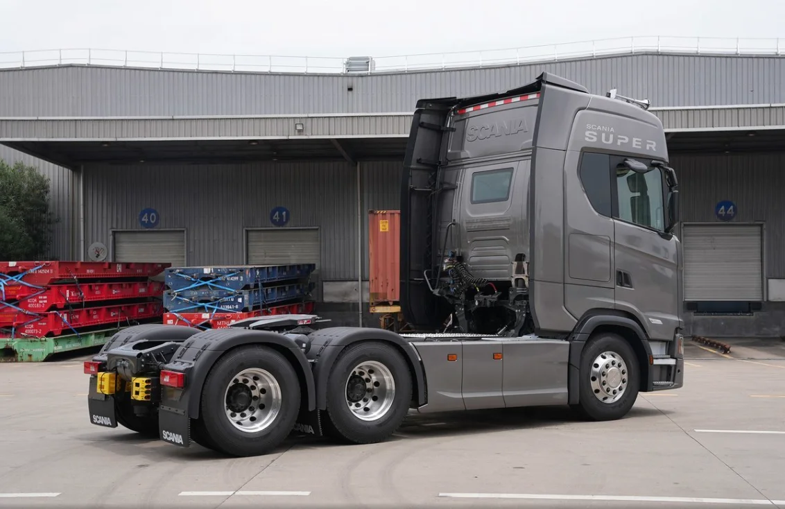 Good condition Used tractor truck SCAN IA 6X2 560S Heavy Semi Trailer Head for sale