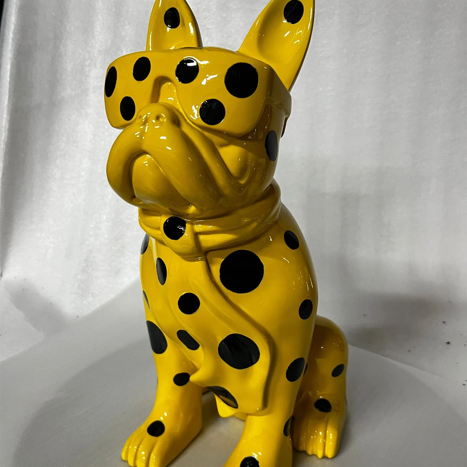 Animal Ornaments Yellow And Polka Dots Resin Sitting Dog Statue Decorative Dog Sculpture For Modern Art Gallery