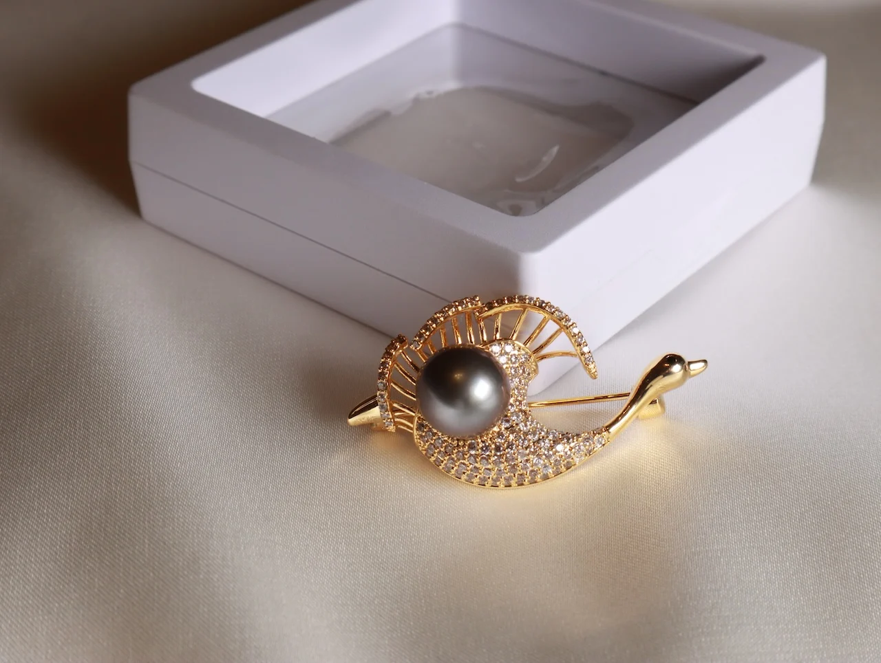 Exquisite Handcrafted Real Round Pearls Brooch with Elegant Swan Design - Timeless Elegance