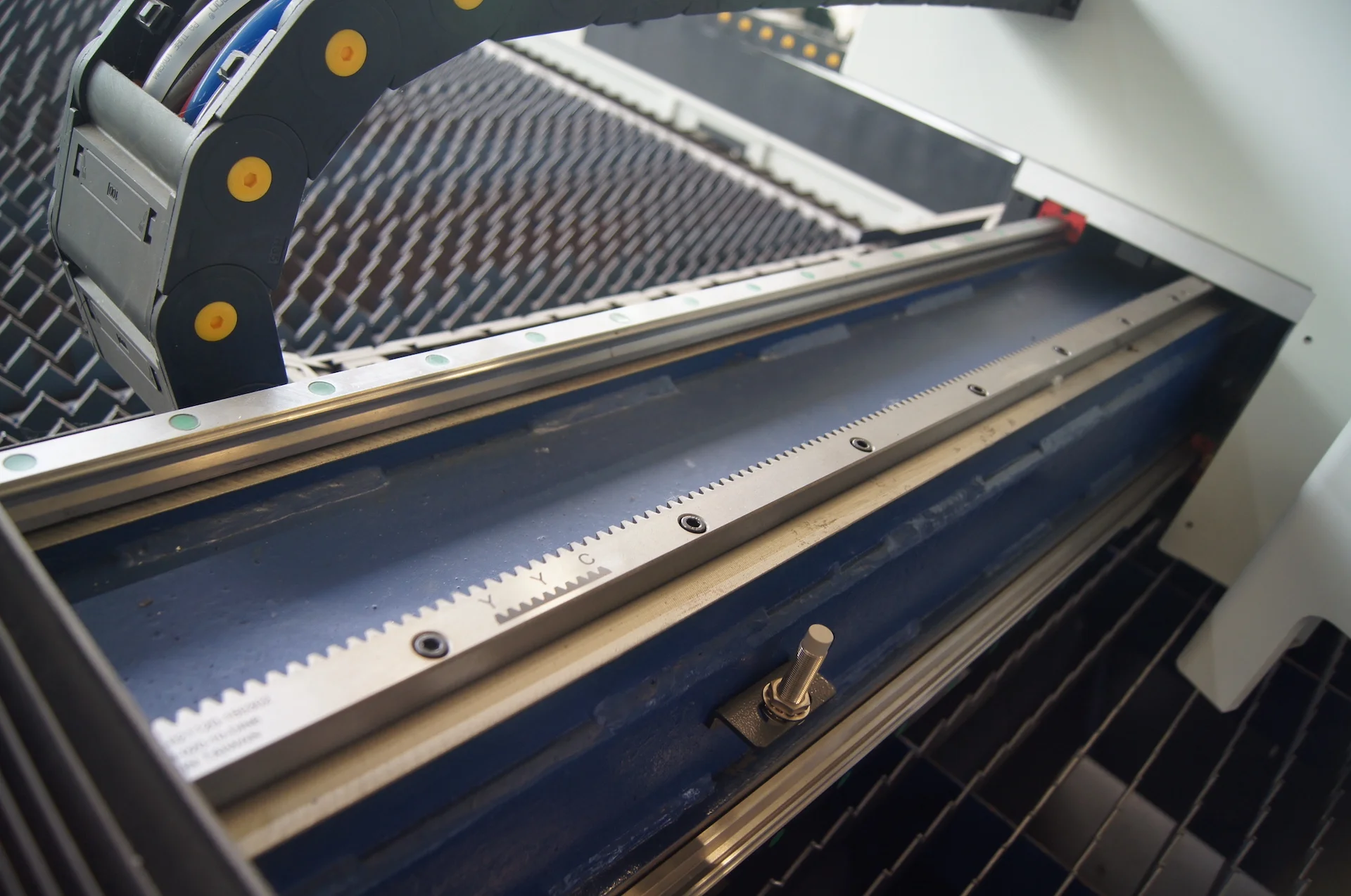 Automatic exchange 1500*3000 mm fiber laser cutting machine