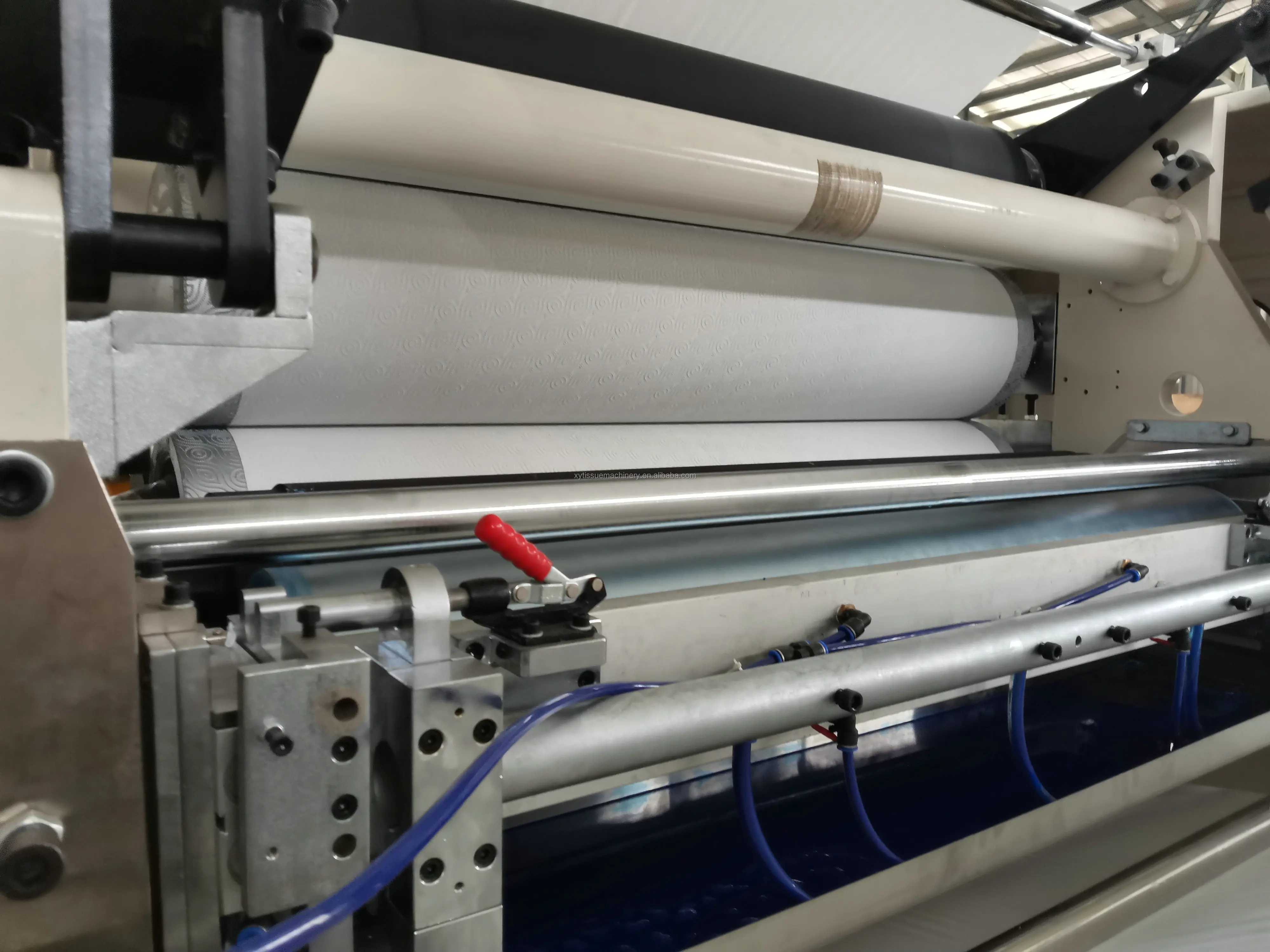 Full automatic small toilet tissue paper roll making machine