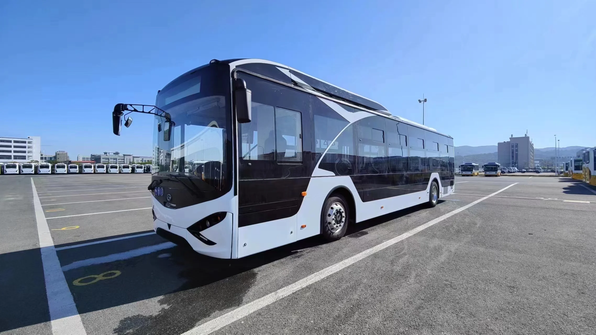 city bus10.5 meter electric coach bus 43+1 seats2+2 model luxurious seat battery capacity167KW.H[driving range:130-160KM
