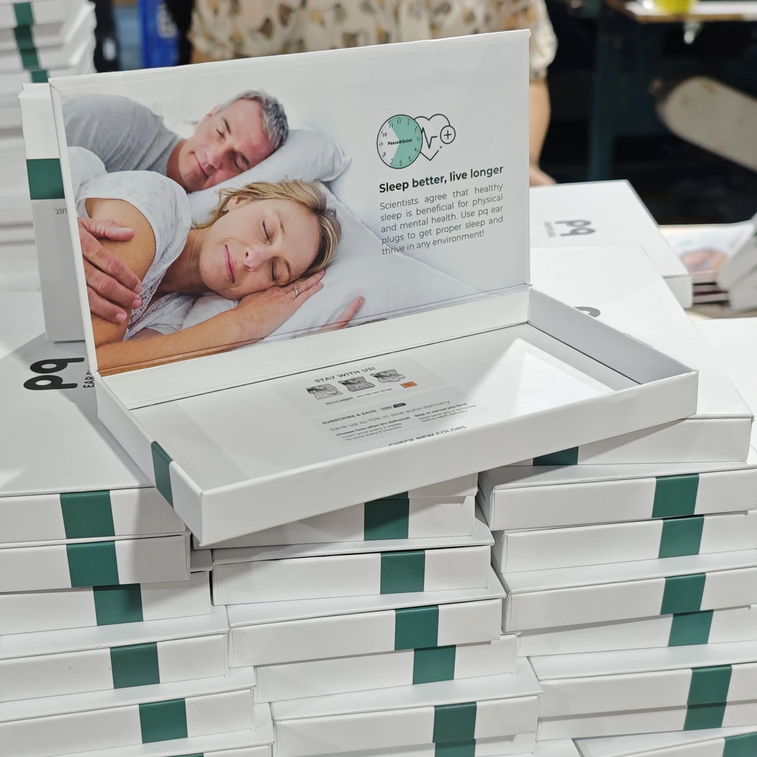 Electronic Product Packaging Luxury Small Magnet Rigid Custom Logo White Paper Box Manufacturer For Ear Plugs