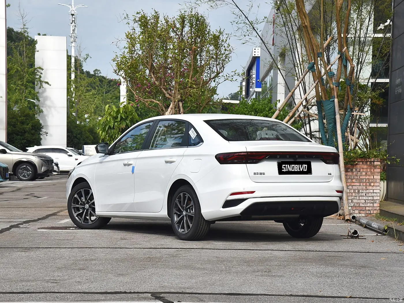 Самая популярная дешевая цена Geely Emgrand 2025 четвертого поколения 1.5L CVT флагманская версия 5-дверный 5-местный седан бензиновый автомобиль