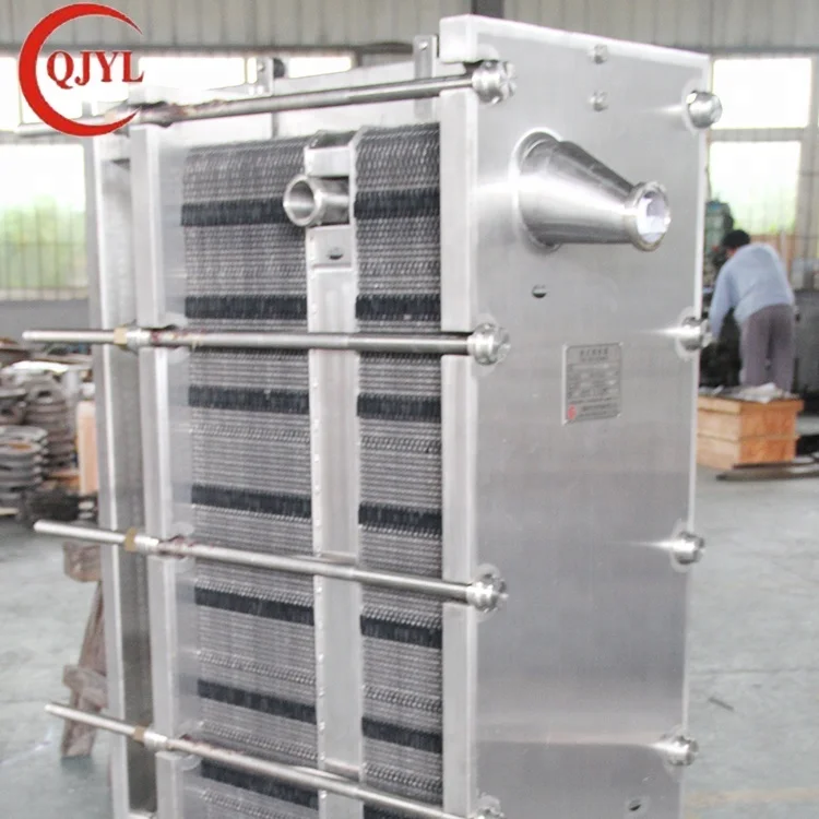 Scraped surface heat exchanger plate in heat exchanger for beverage machine