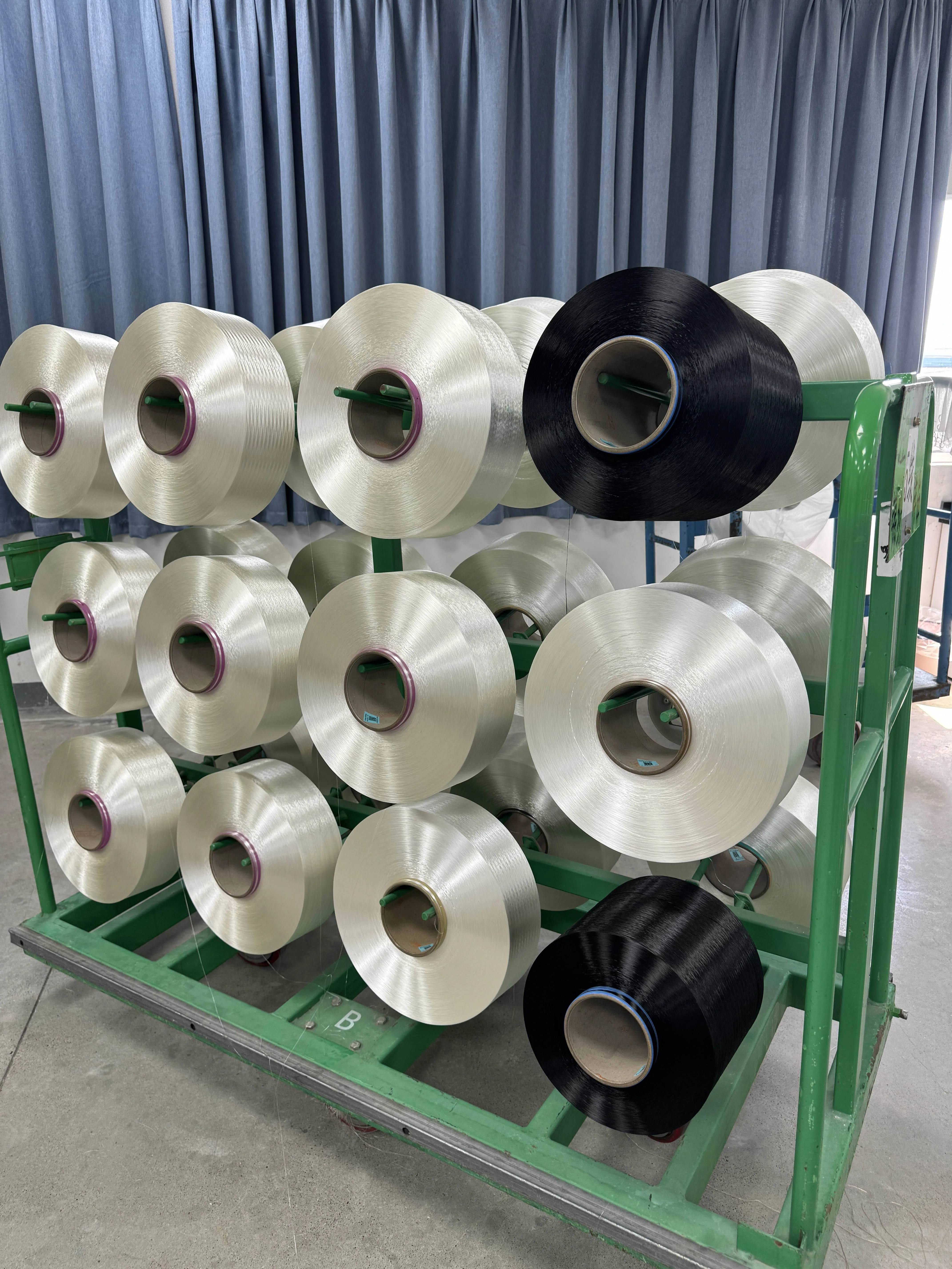Прямая поставка 100% переработанного полиэстера SEMI-DULL FDY 200D/48F пост-потребительская полиэфирная промышленная сырая белая высокопрочная нить