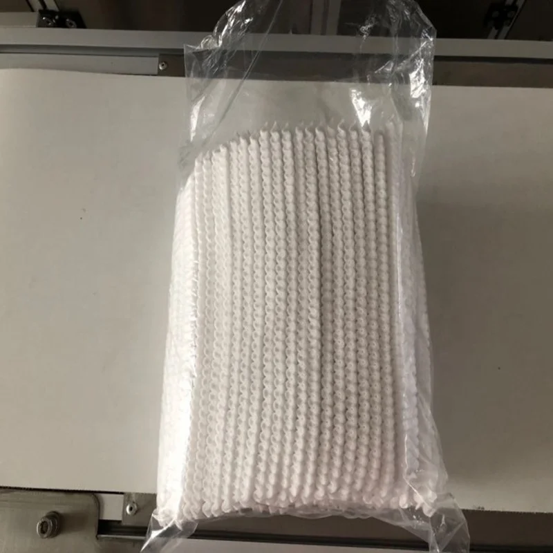 Машина для изготовления одноразовых зажимов из нетканого материала с функцией герметизации и упаковки