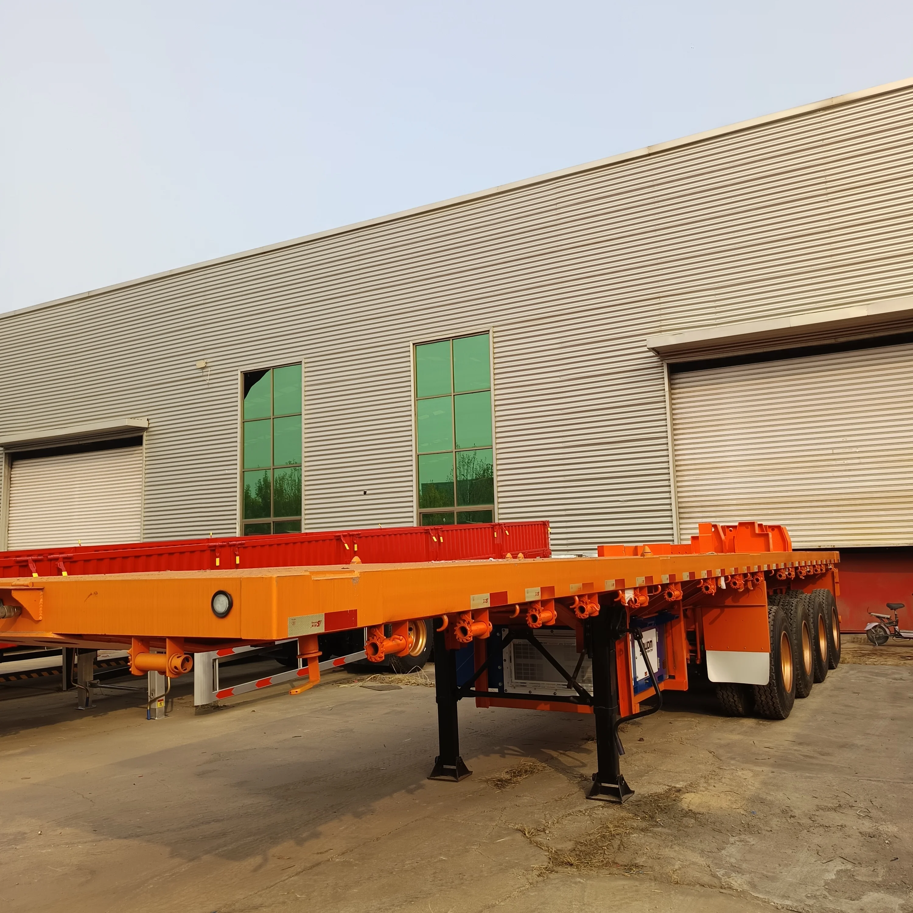 Chine 3 Axle Flat Bed Semi Trailer New Howo Sinotruk Good Price  Container Semi Truck Trailer For Sale